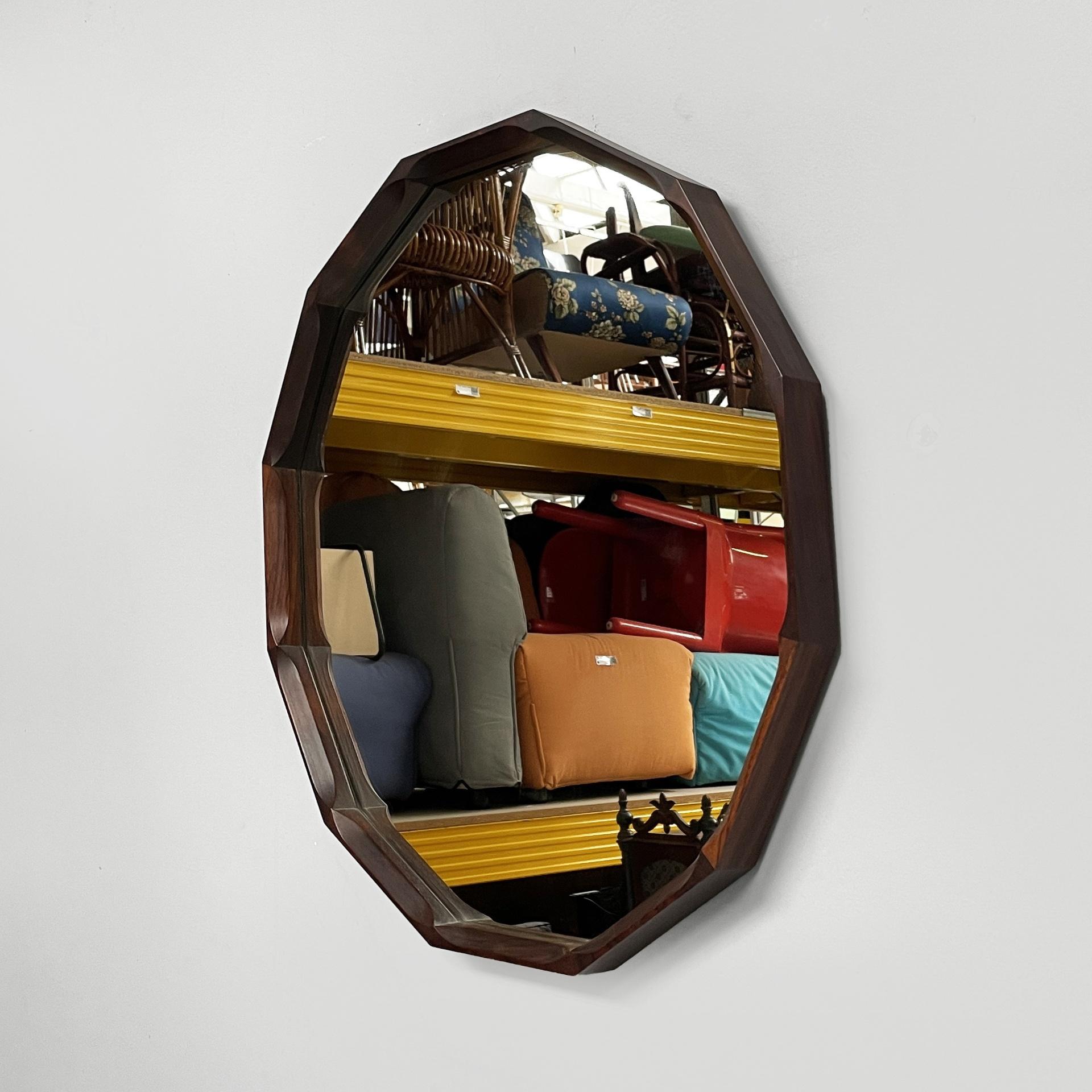 Miroir mural moderne italien en bois par Sormani, années 1960
Miroir mural dodécagonal vintage et fantastique avec cadre en bois. Le cadre, dont les côtés sont façonnés, est légèrement en saillie.
Il a été produit par Sormani dans les années