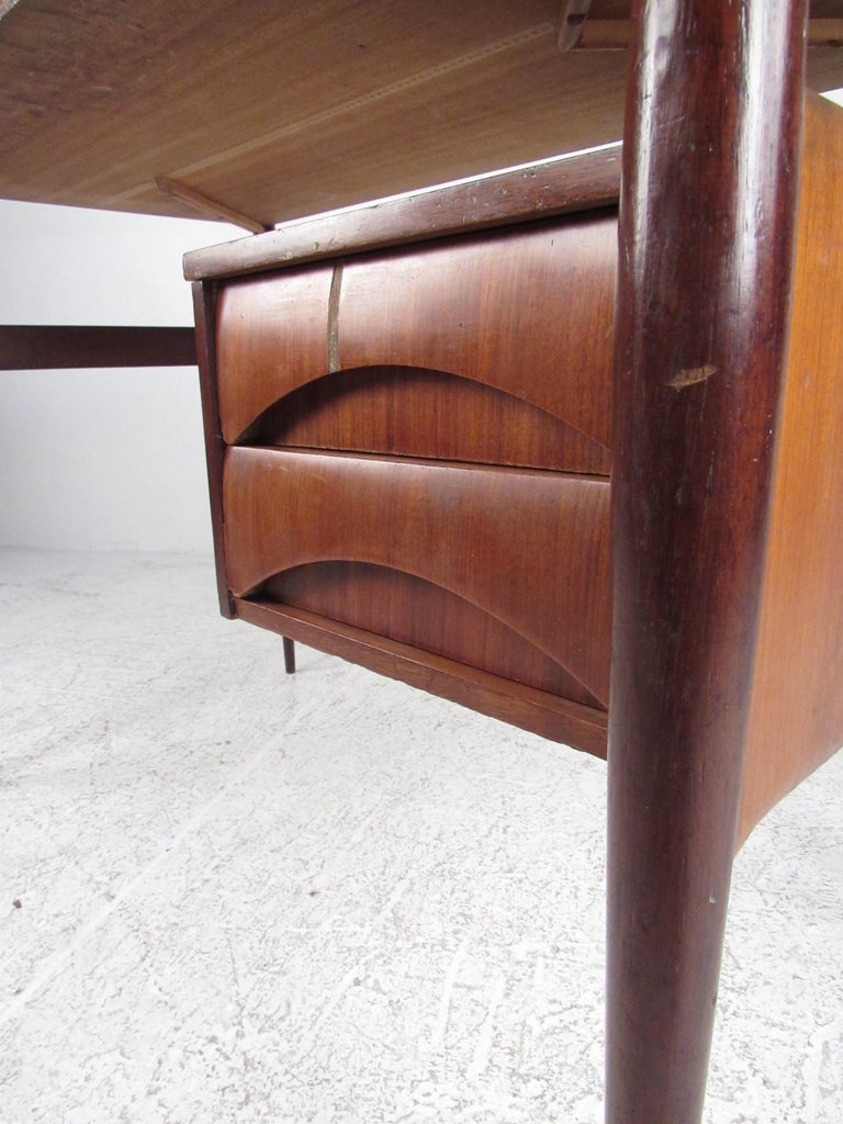 Italian Modern Writing Desk For Sale at 1stDibs