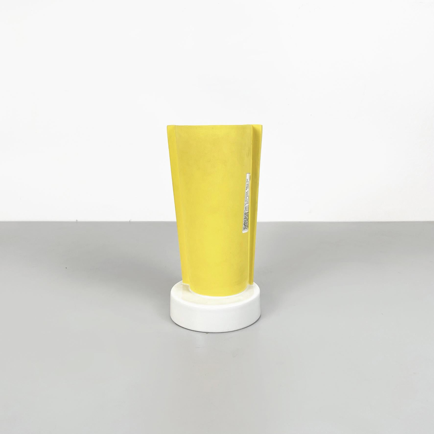 Moderne italienische Vase aus gelber Keramik ET1 von Ettore Sottsass für A. Sarri, 1990er Jahre im Zustand „Gut“ im Angebot in MIlano, IT