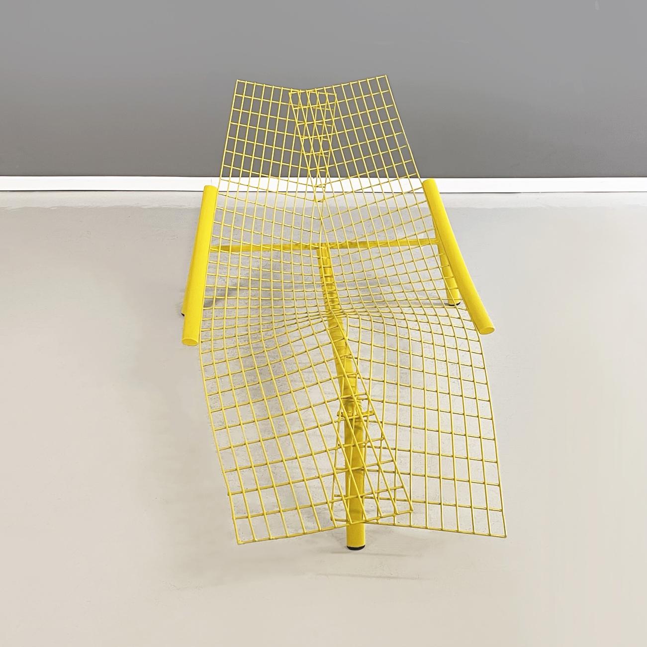 Italian modern Yellow metal Deck chair Swing Rete by Offredi for Saporiti, 1980s
Deck chair mod. Swing Rete entirely in yellow painted metal. The structure of the seat is made of sheet metal. The 3 legs have an oval section in metal. This elegant