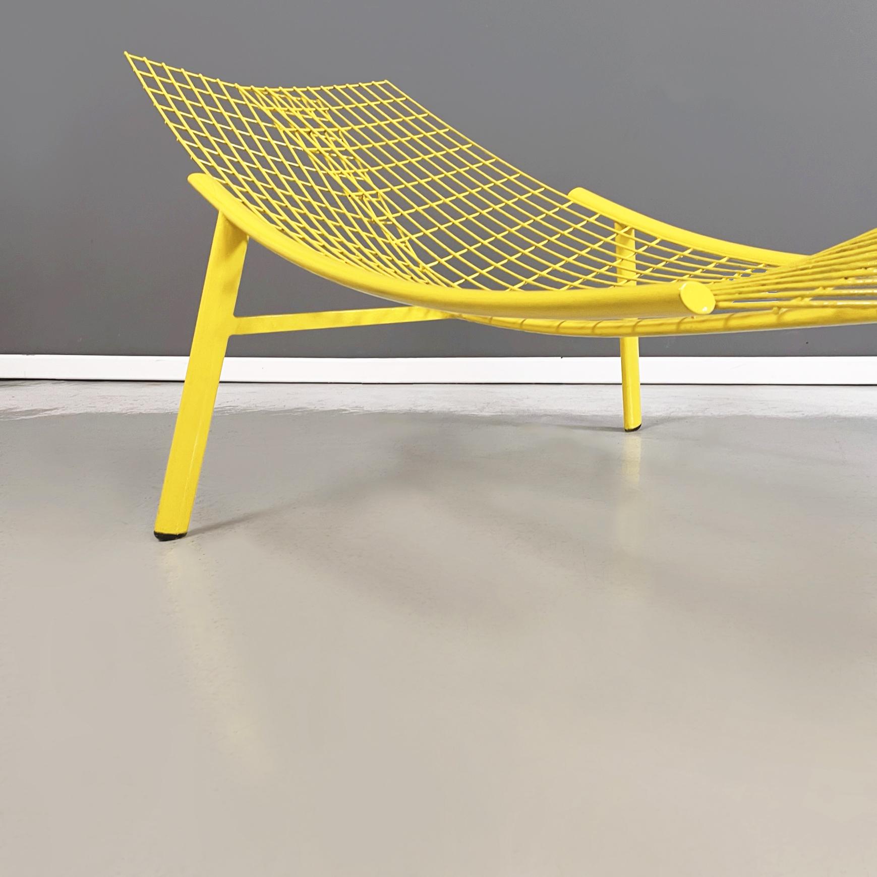 Metal Italian modern Yellow metal Deck chair Swing Rete by Offredi for Saporiti, 1980s For Sale