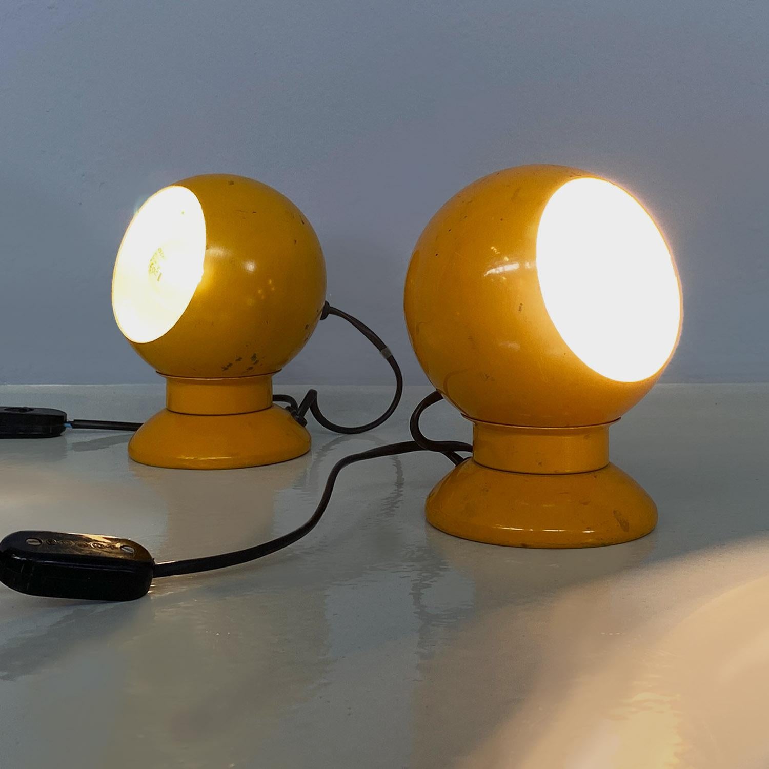 Italian modern yellow metal table lamps or applique by Goffredo Reggiani for Reggiani Illuminazione, 1970s.
Pair of table lamps, with support and with the possibility of hanging on the wall as a wall lamp, in yellow enamelled metal.
They contain a