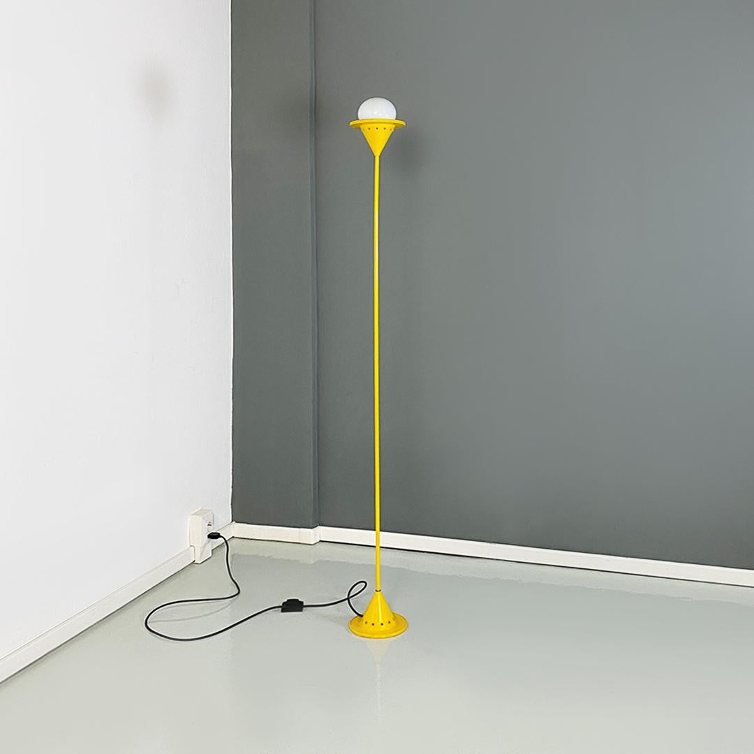 Italian modern yellow metal thin floor lamp, 1980s.
Floor lamp with structure in yellow metal with conical base, specular and equal to the diffuser, always conical in shape and equipped with an E27 fitting, to which a large, bulb-shaped, opaque