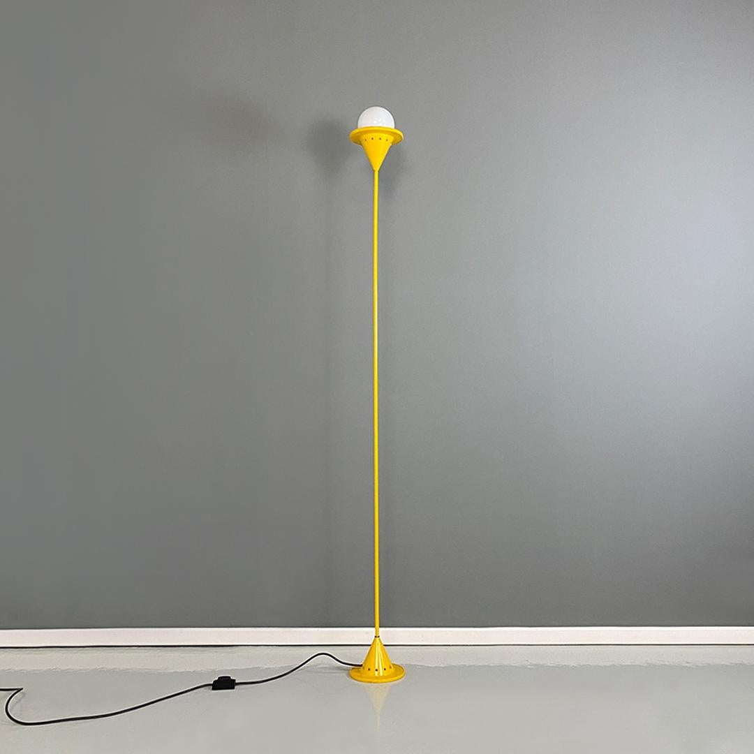 Italienische moderne gelbe Metall-Stehlampe, 1980er-Jahre (Moderne) im Angebot