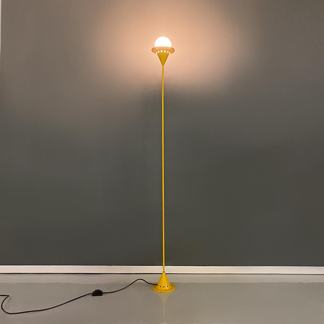 Italian Modern Yellow Metal Thin Floor Lamp, 1980s In Good Condition For Sale In MIlano, IT