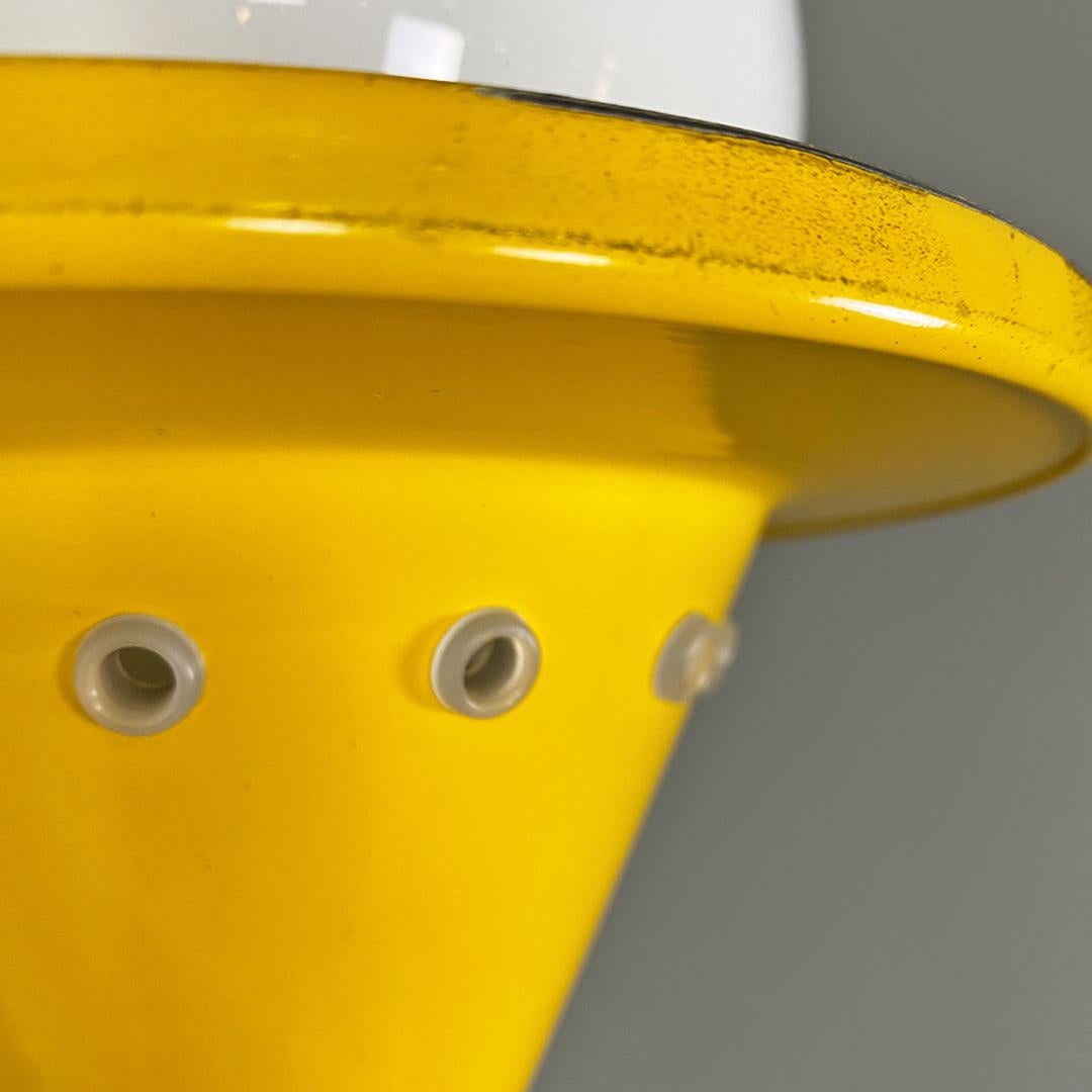 Italienische moderne gelbe Metall-Stehlampe, 1980er-Jahre im Angebot 3