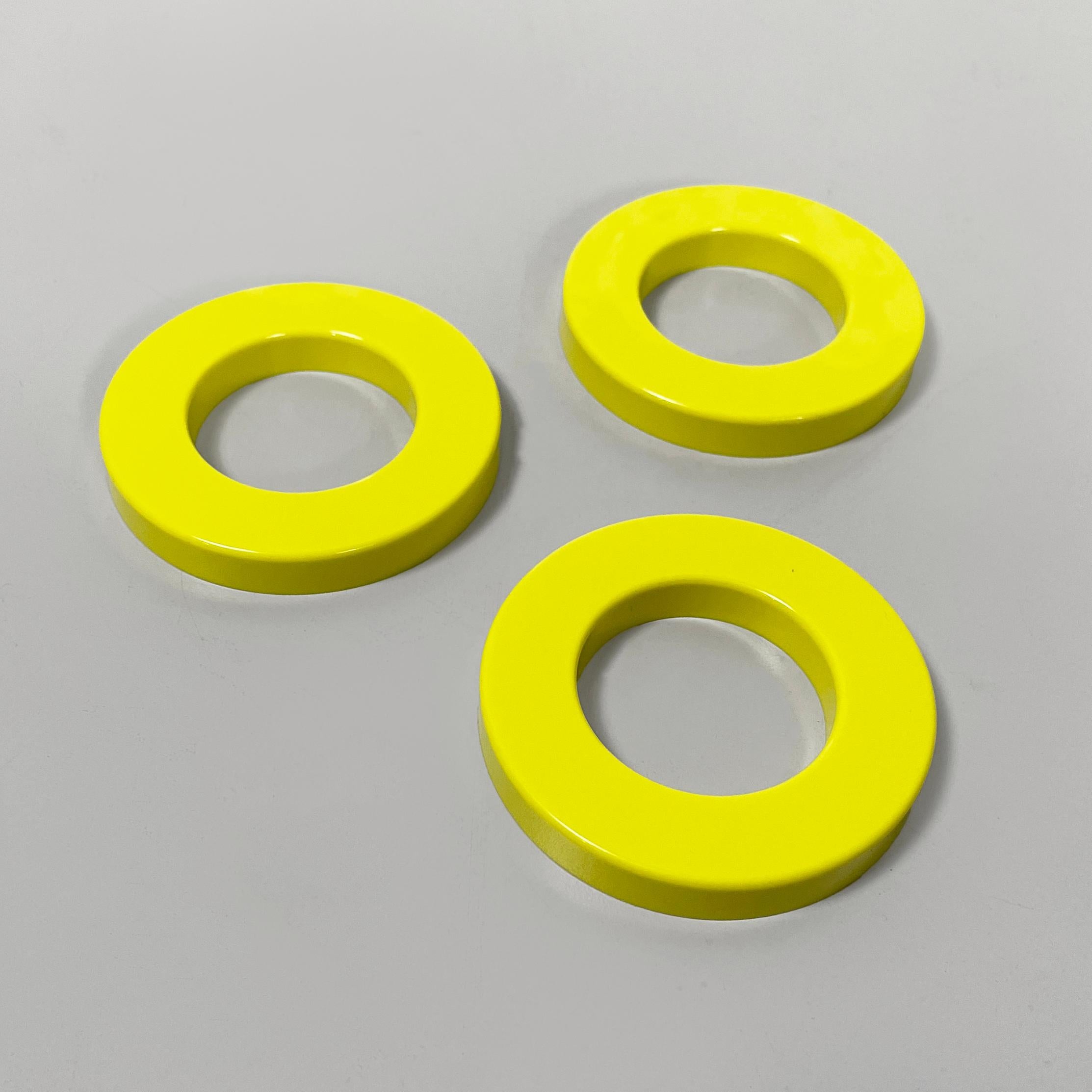 Italian modern yellow rings for the perpetual wall calendar by Ring A Date, 2020s
Set of 3 round rings for the perpetual wall calendar by Ring A Date, in yellow plastic. The ring has the function of marking the day, number and month on the calendar.