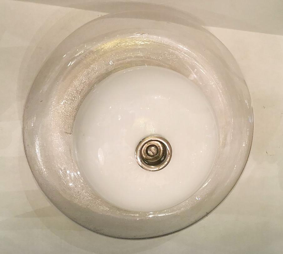 Un luminaire italien en verre soufflé des années 1960 avec des lumières intérieures.
Mesures :
Diamètre : 19