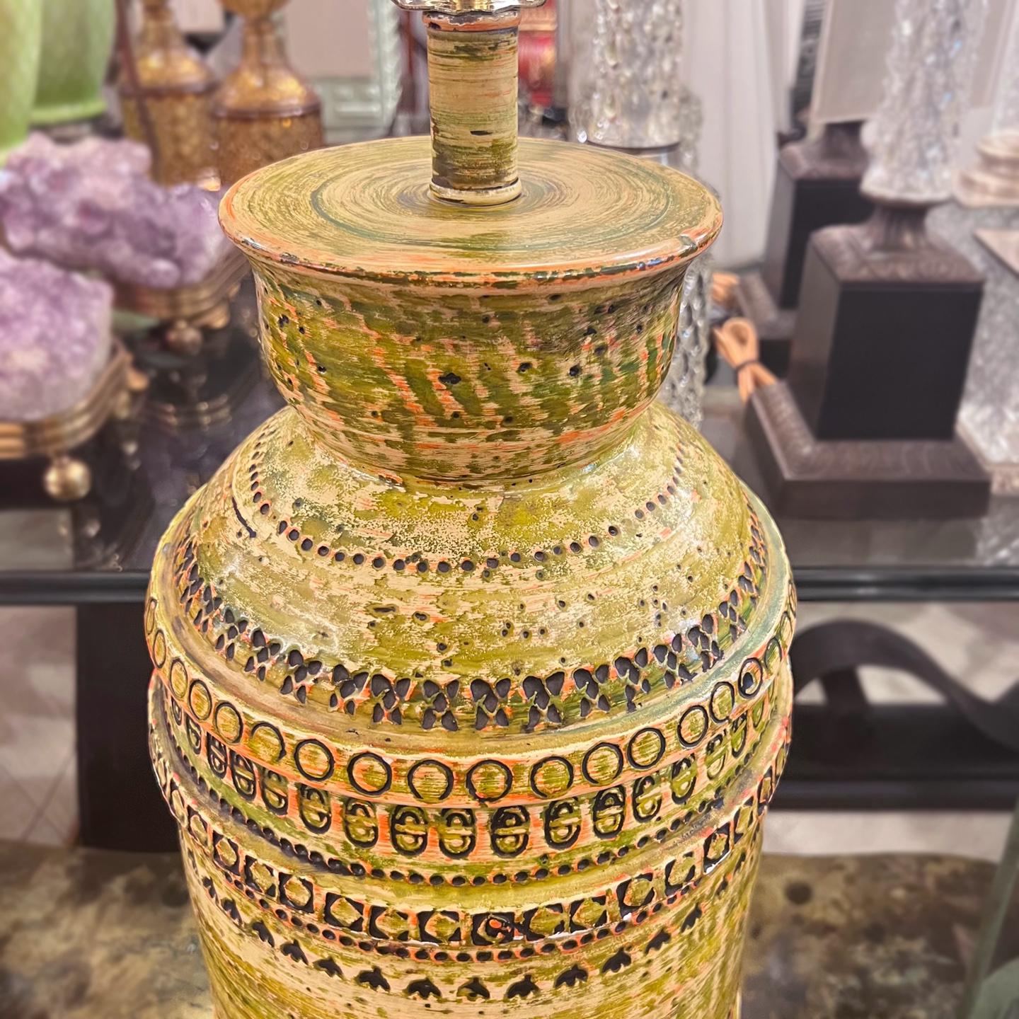 Una singola lampada da tavolo in ceramica texturizzata e smaltata della metà degli anni '60 con base in bronzo.

Misure:
Altezza del corpo: 25.5
Altezza del paralume: 37.5