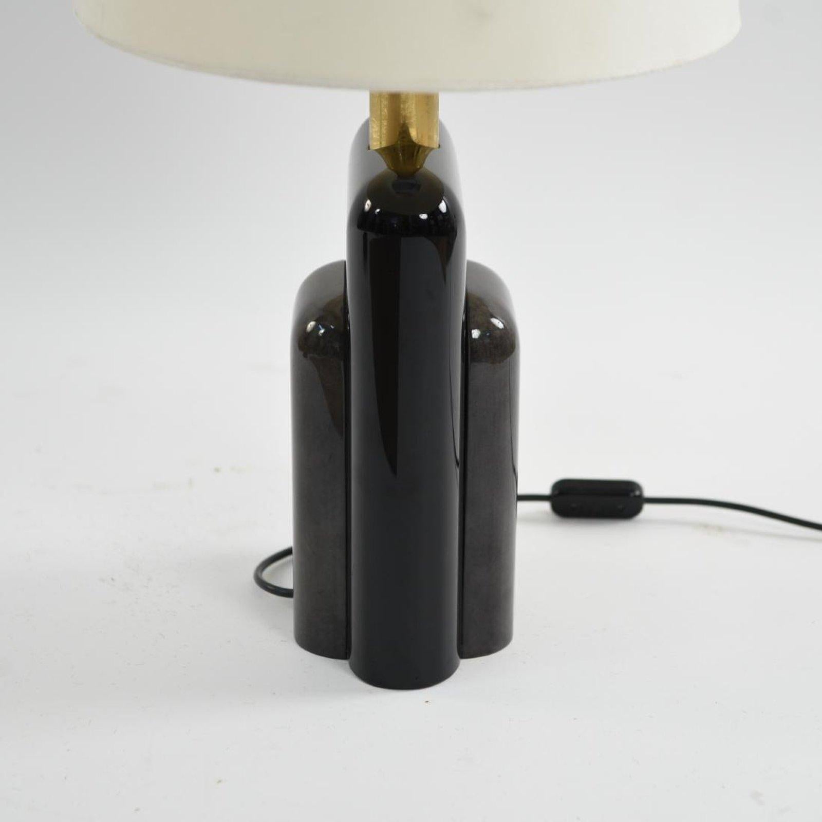 Goatskin and lacquer streamlined moderne lamp. Made in Italy. Measures: 18