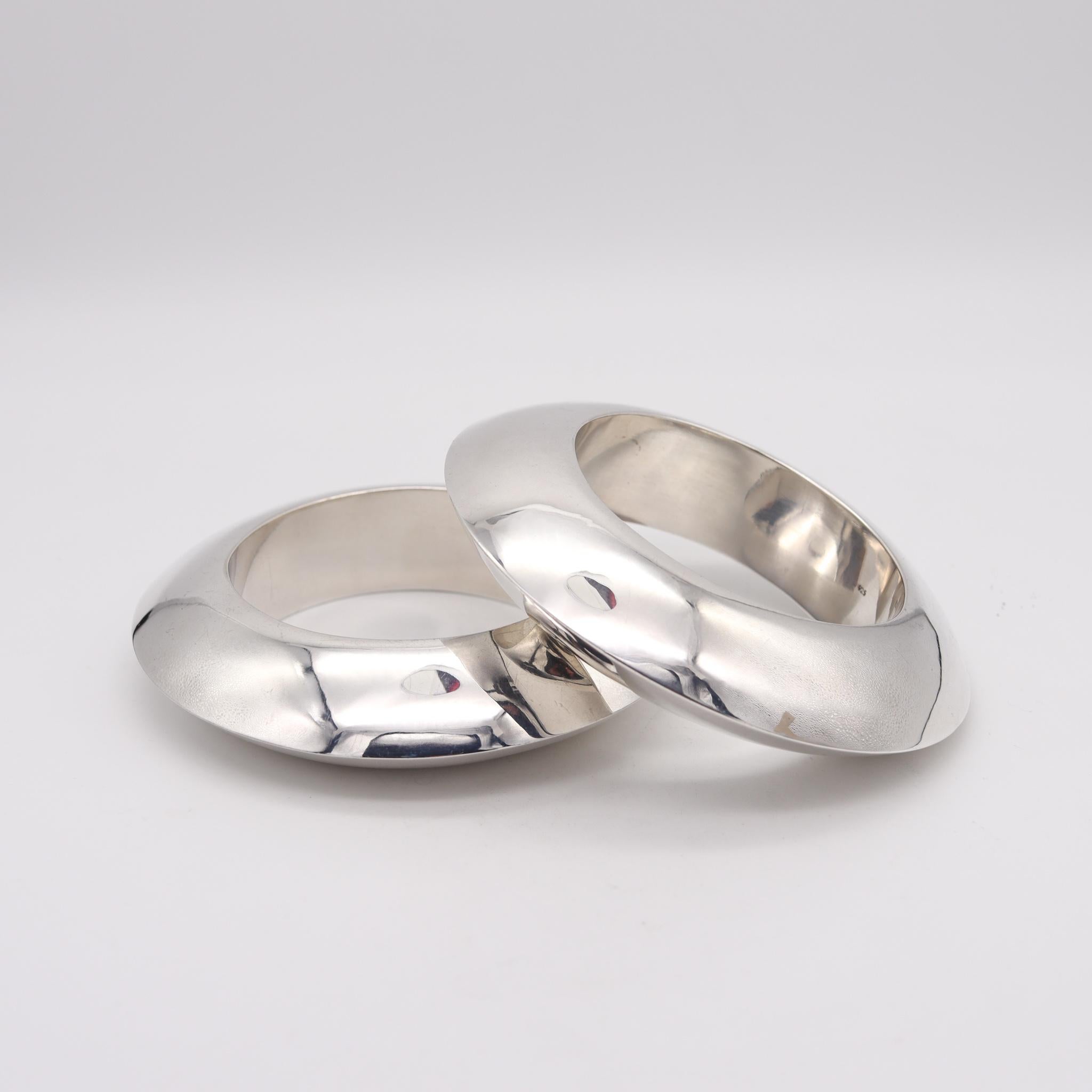 Pair of modernist bangle bracelets.

Pair of stupendous of Vintage bangles, created Italy during the modernism period back in the early 1970. These pieces has been designed with super sleek and geometric sharp shapes, in solid sterling silver
