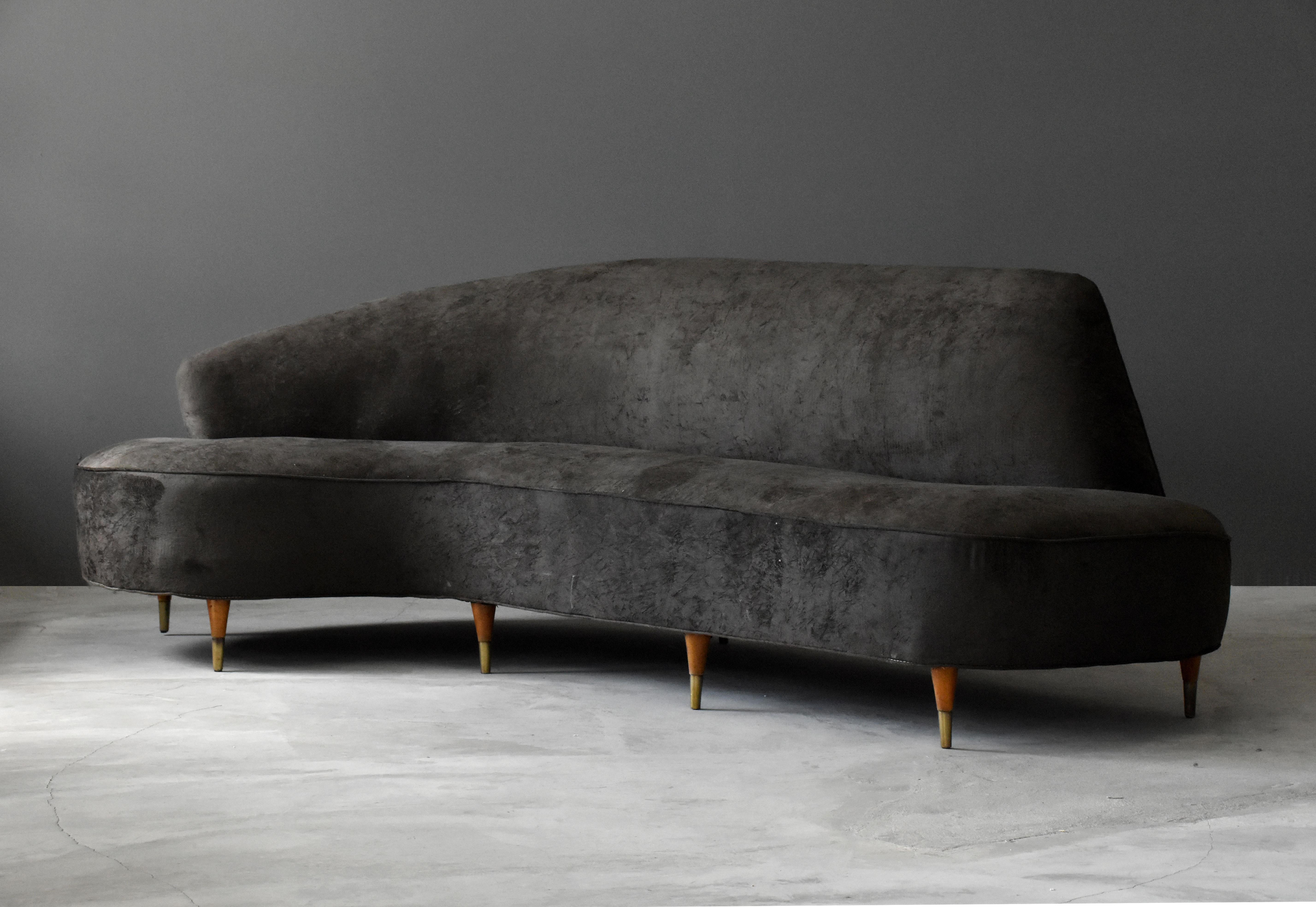 Mid-Century Modern Italian Modernism, Organic Midcentury Sofa, Grey Brown Velvet Oak, Brass, 1960s For Sale