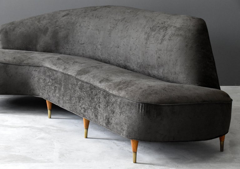 Mid-20th Century Italian Modernism, Organic Midcentury Sofa, Grey Brown Velvet Oak, Brass, 1960s For Sale