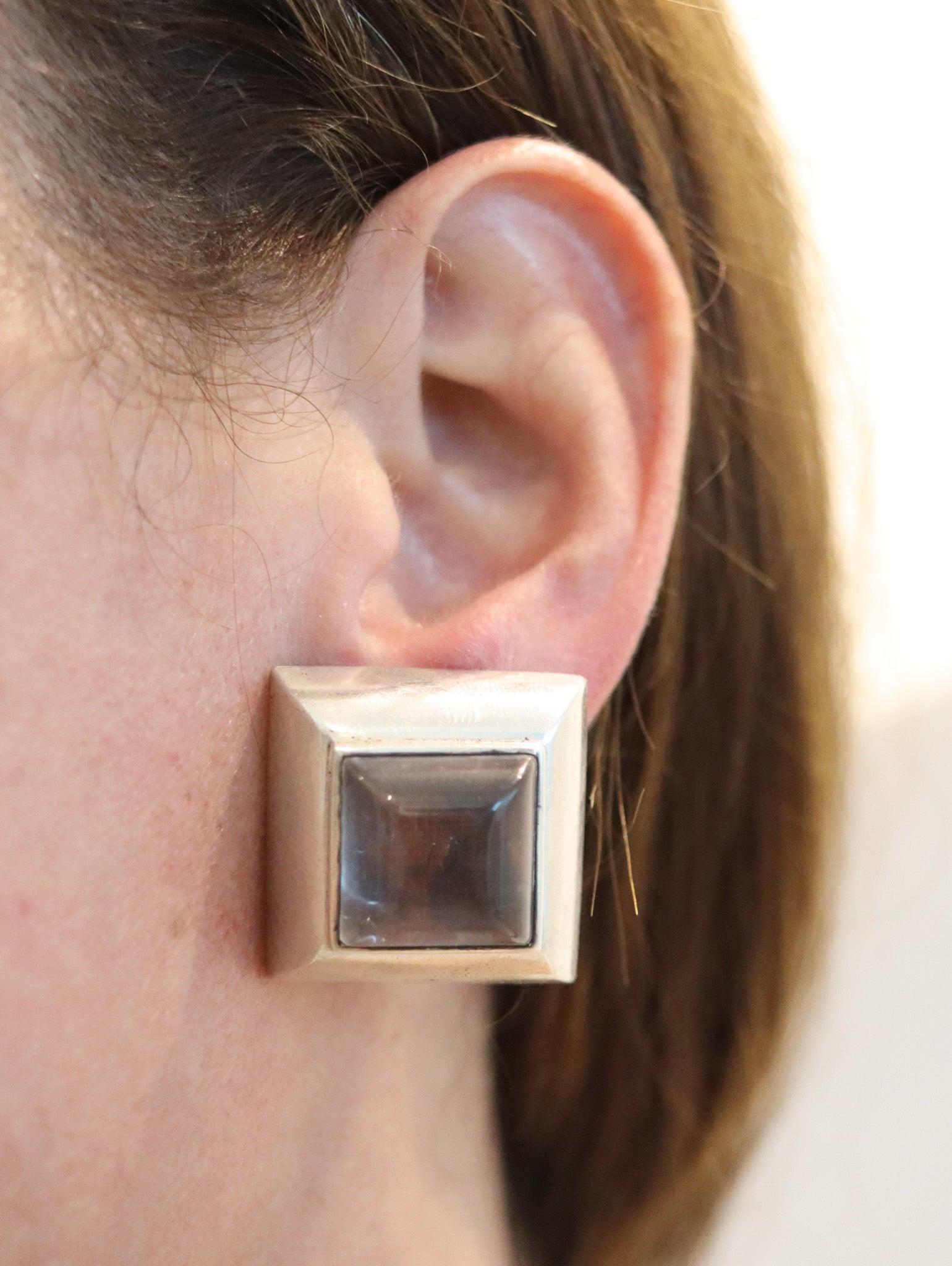 Coppia di orecchini a clip modernisti italiani.

Si tratta di un eccezionale paio di orecchini a clip modernisti creati in Italia alla fine del XX secolo. Questi orecchini sono stati realizzati con motivi squadrati in argento sterling 925/.999 con