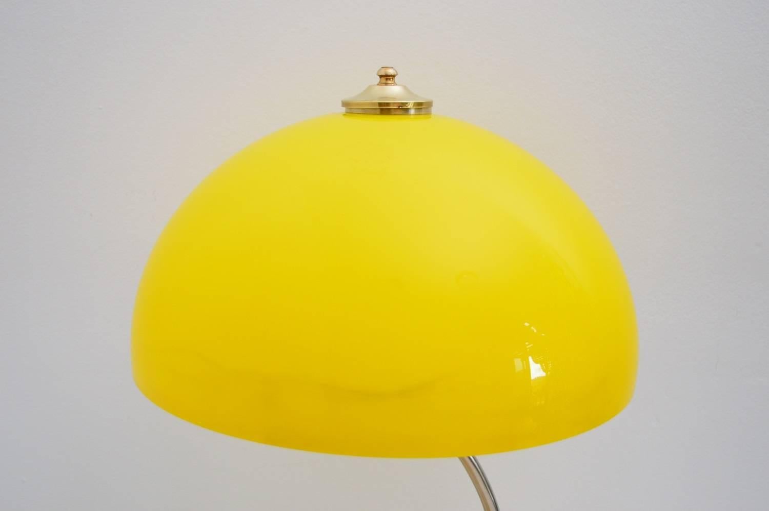 Italian Modernist Acrylic and Brass Desk Lamp, 1970s In Excellent Condition In Morazzone, Varese