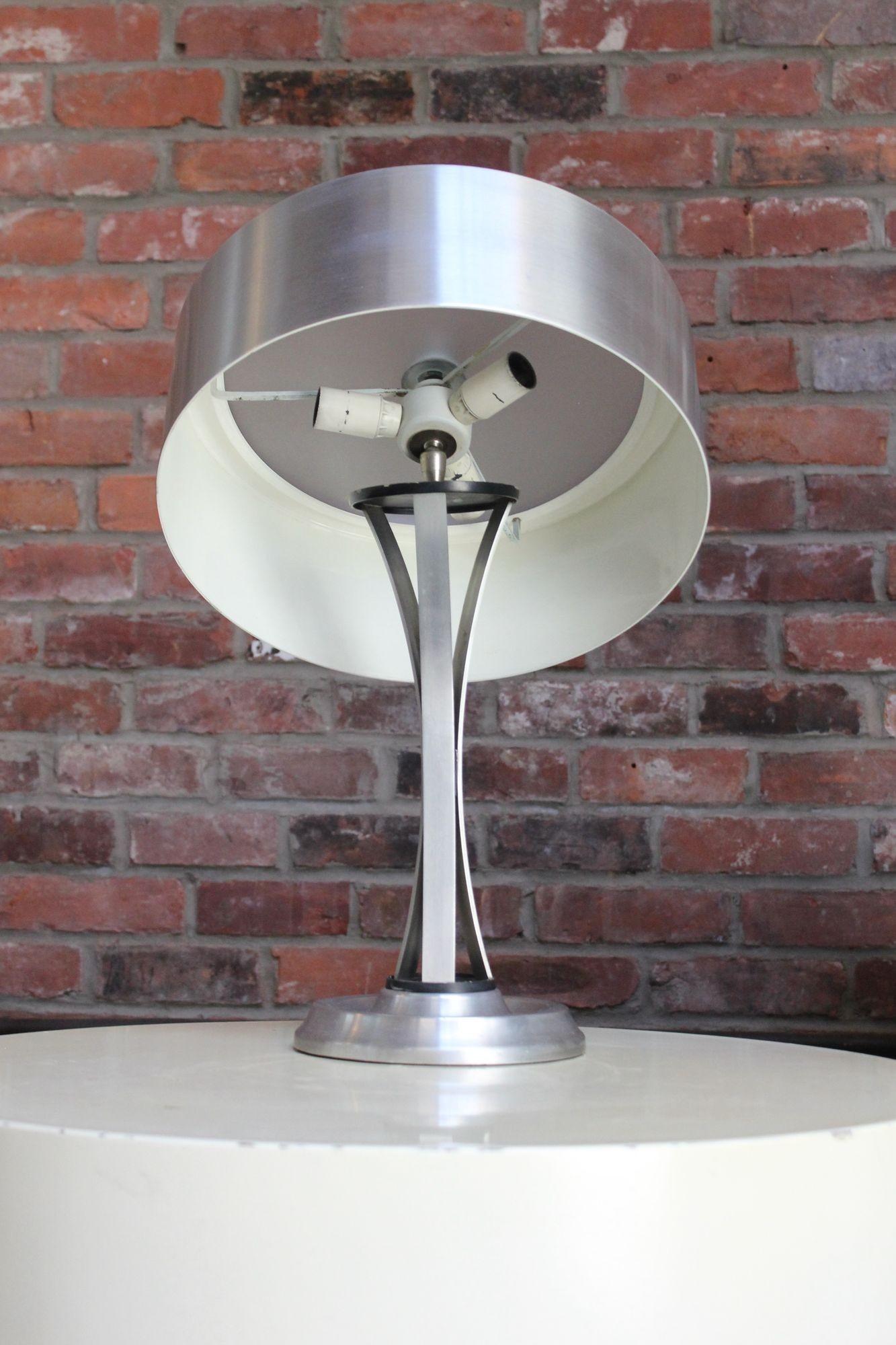 Lampada da tavolo in alluminio lucido con paralume in vetro smerigliato di Oscar Torlasco per Lumi (Italia, anni '60 circa).
Un design ingegnoso, che sposa forma e funzione, progettato con un'utile funzione di regolazione senza compromettere lo