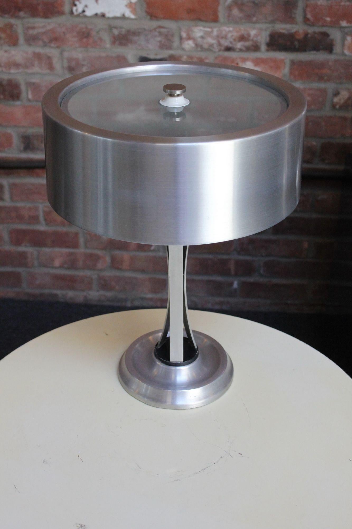 Mid-Century moderno Lampada da tavolo regolabile in alluminio modernista di Oscar Torlasco per Lumi in vendita