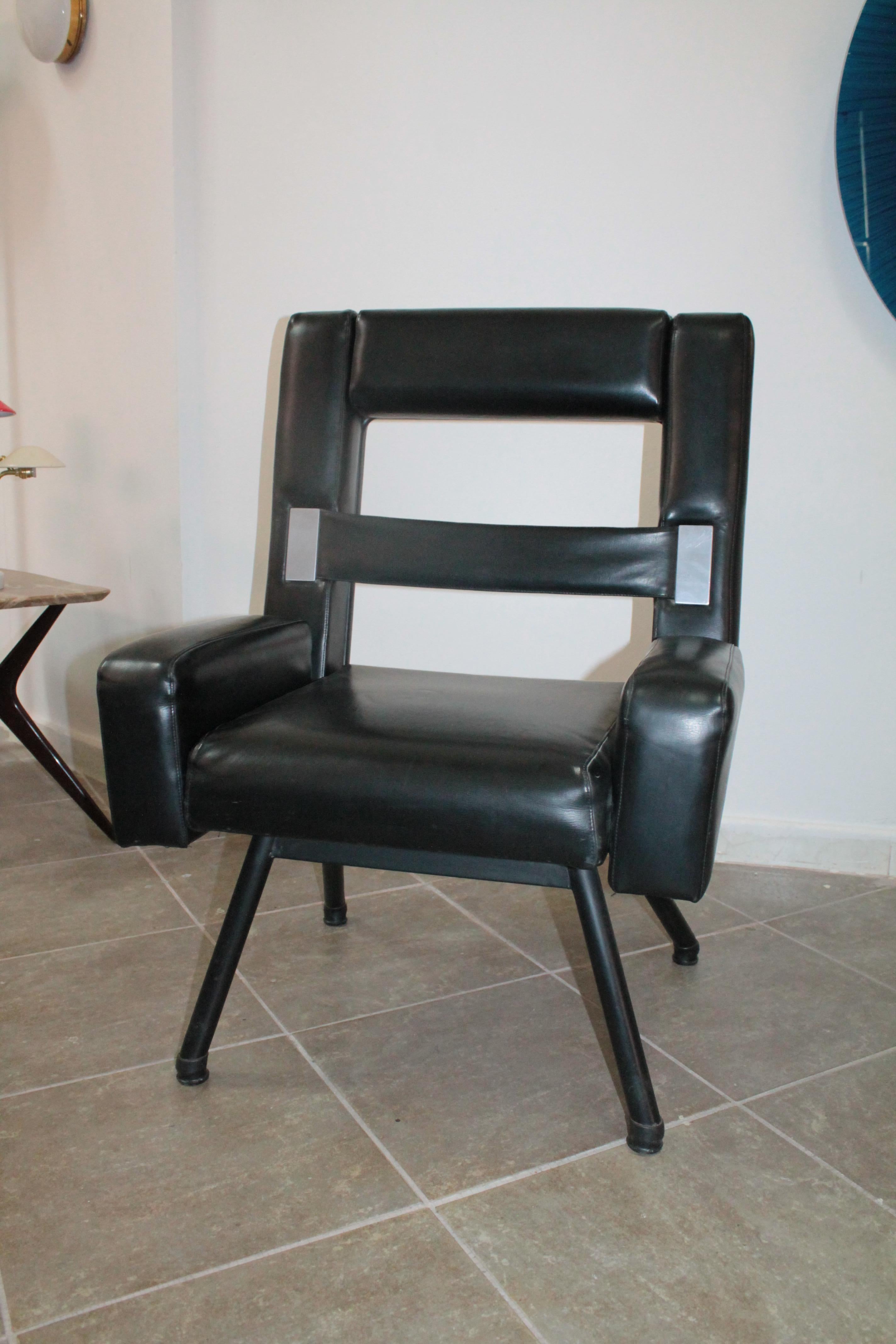 Late 20th Century Italian Modernist Armchair 1970s Skai Arflex Age For Sale