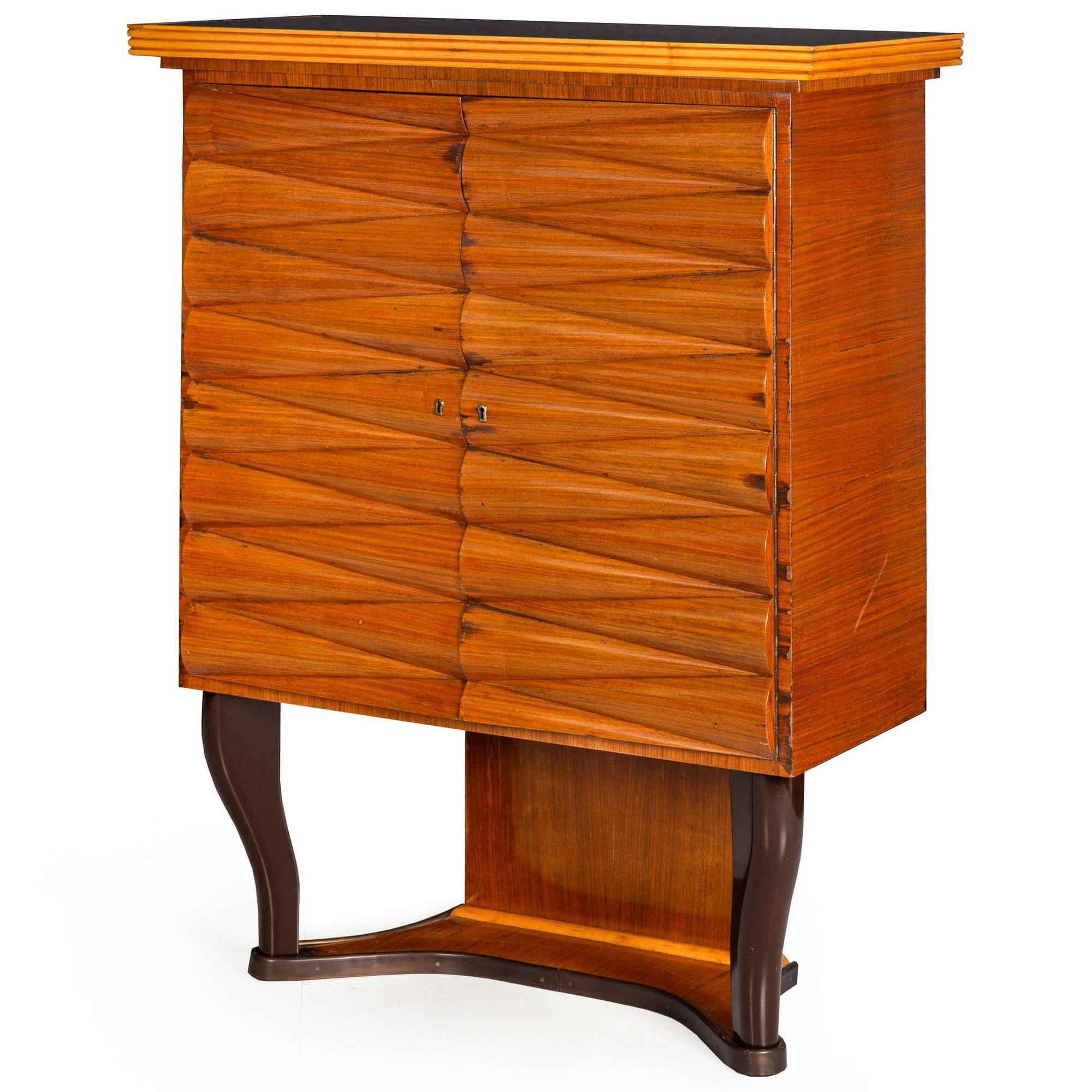 MEUBLE BAR SEC ART DECO MODERNISTE EN BOIS MIXTE
Conçu par Michele Merighi pour Ronconi Cantù  Italie, vers 1940  non marqué
Référence 402JOV08W

Ce meuble de bar sec des années 1940, très élégant et vivant, a été dessiné par Michele Cantù pour être