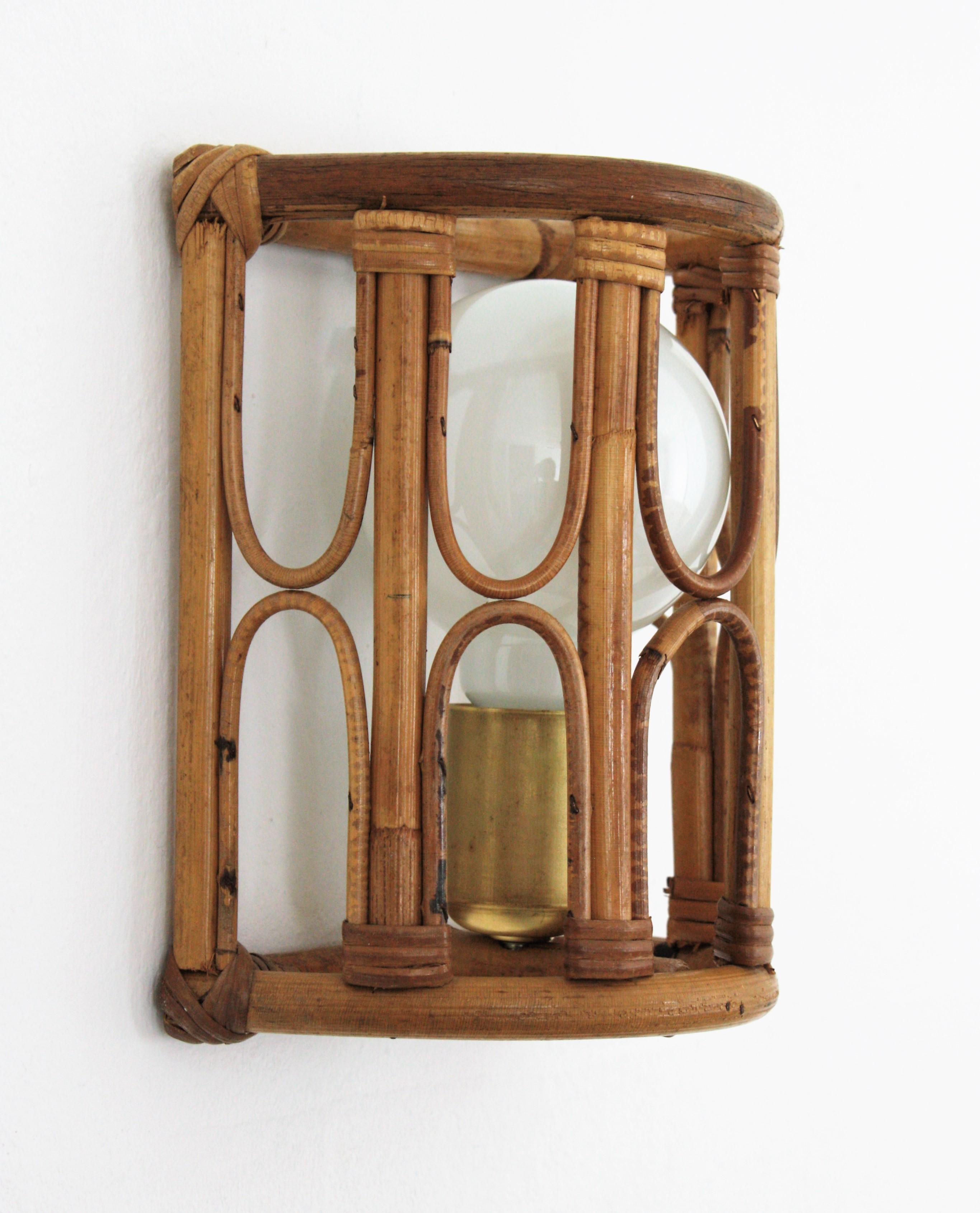 Rattan Bamboo Italian Modernist Wall Sconce, 1960s In Good Condition For Sale In Barcelona, ES