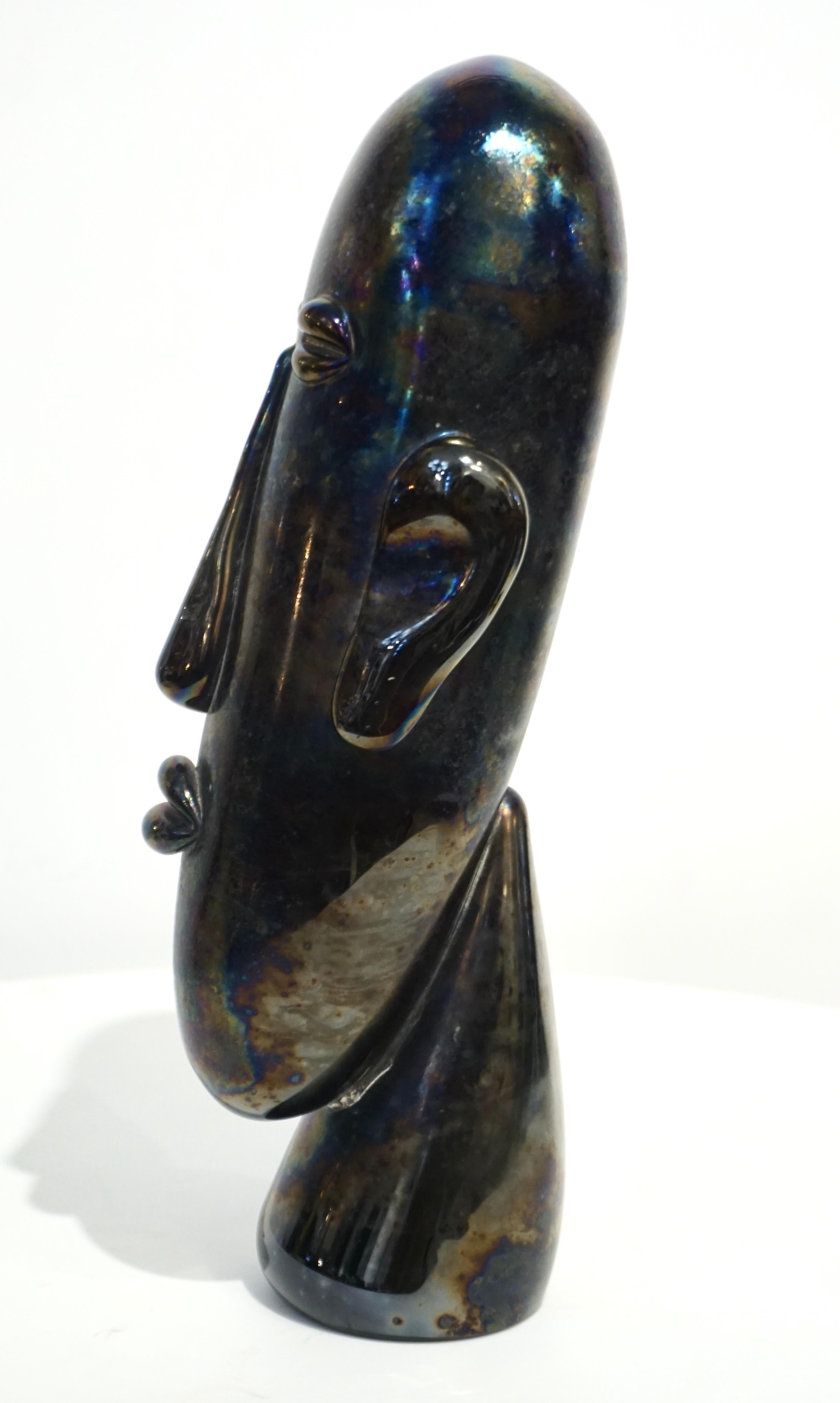 Asombrosa cabeza moderna de diseño étnico inspirada en las estatuas de la Isla de Pascua, escultura soplada con la boca muy expresiva de cristal de Murano negro trabajado con un acabado iridiscente que añade profundidad a la realista Obra de Arte,