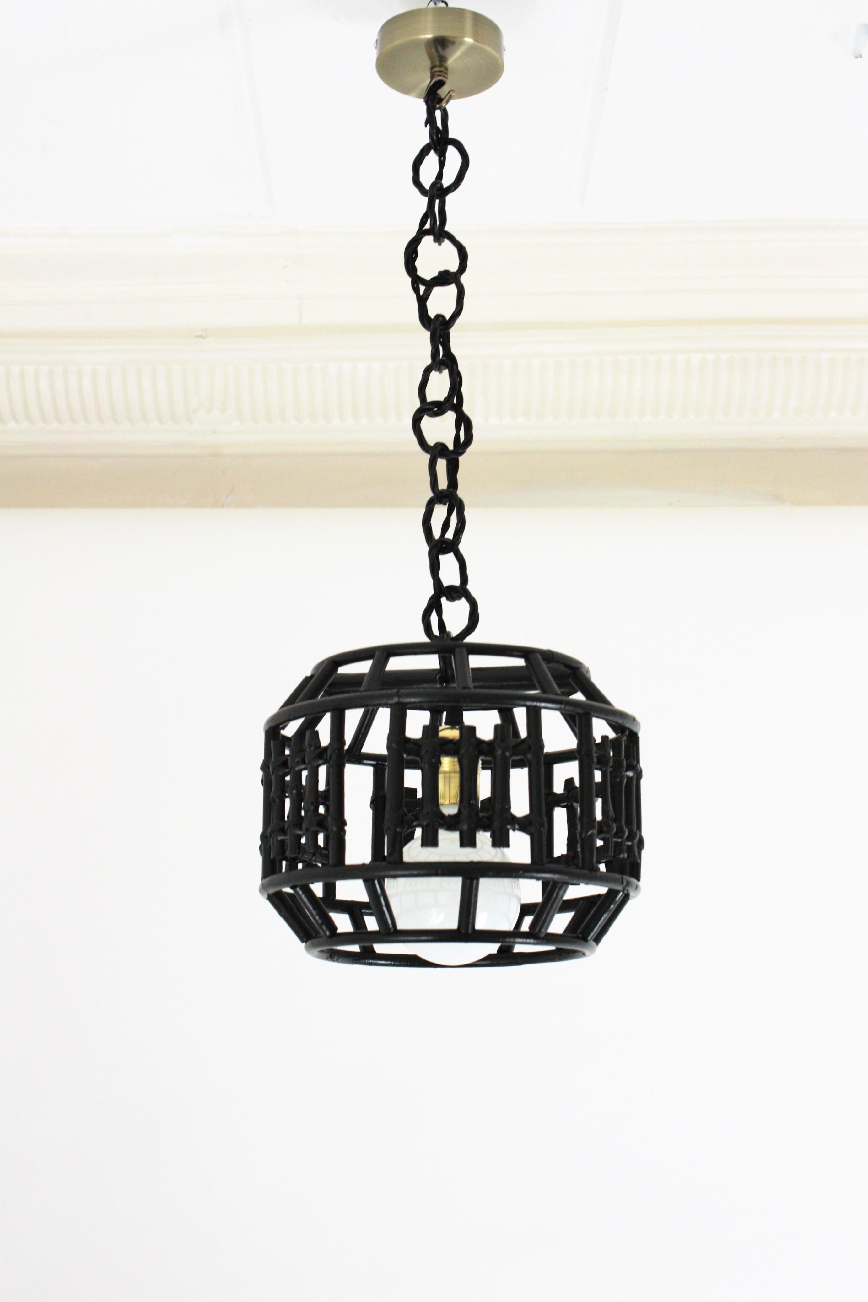 Eye-catching handcrafted bamboo, rattan and wicker pendant light or lantern with geometric decorations.
The lampshade hangs from a wicker chain that can be modified to make it shorter.
The geometric design of this bamboo suspension marks the