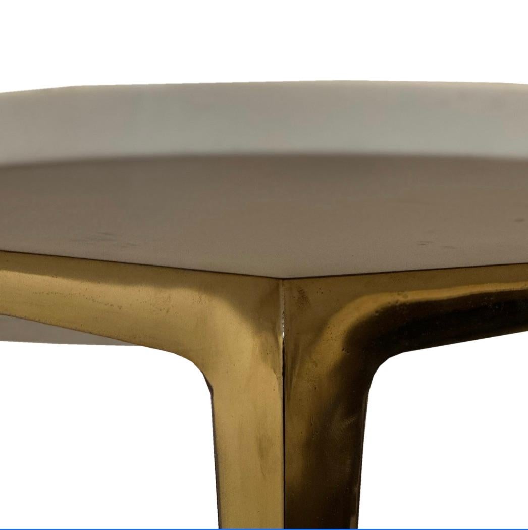 Italian Modernist Brass and Marble Top End Table Latón en venta
