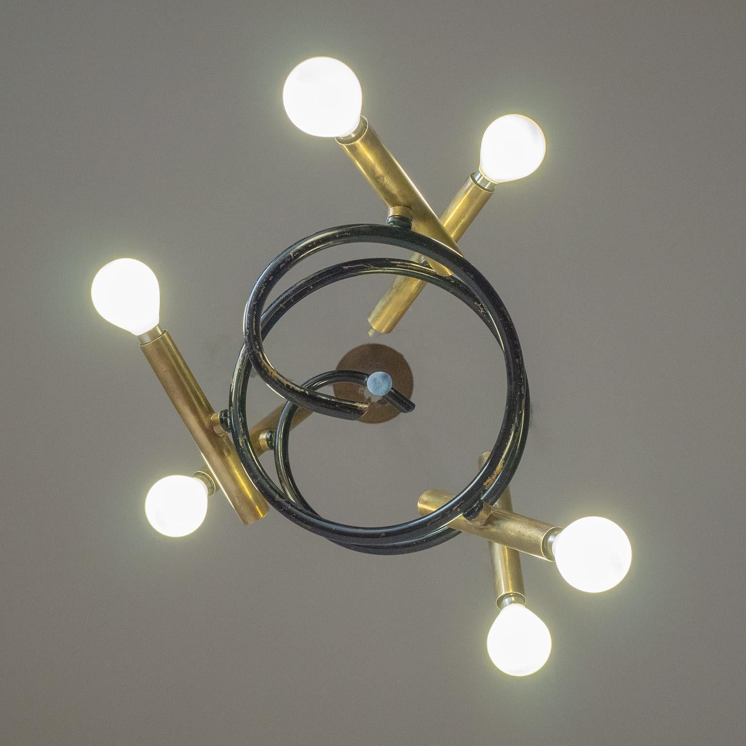 Italiano Lampadario italiano modernista in ottone, anni '50 in vendita