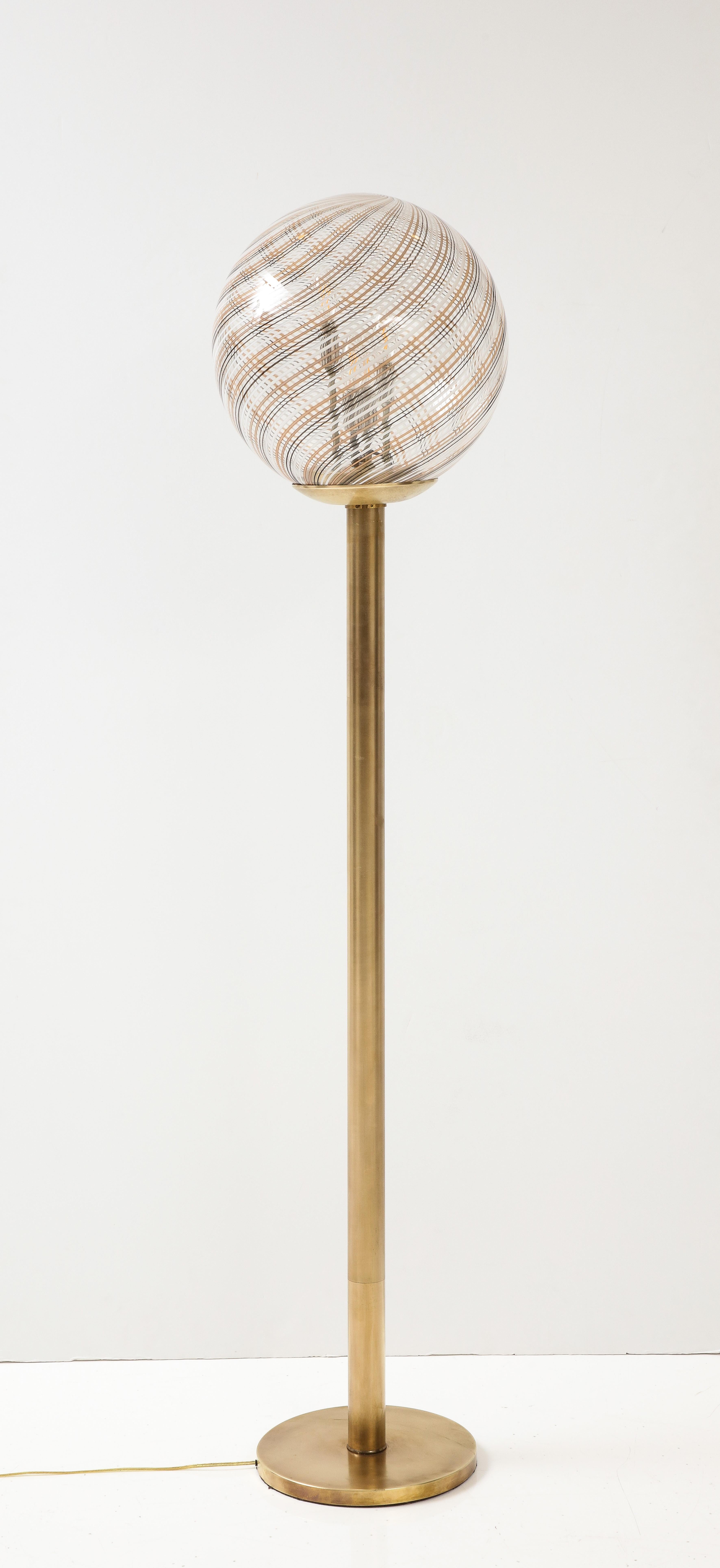 Lampadaire en laiton moderniste italien avec globe en verre, vers 1970 en vente 4
