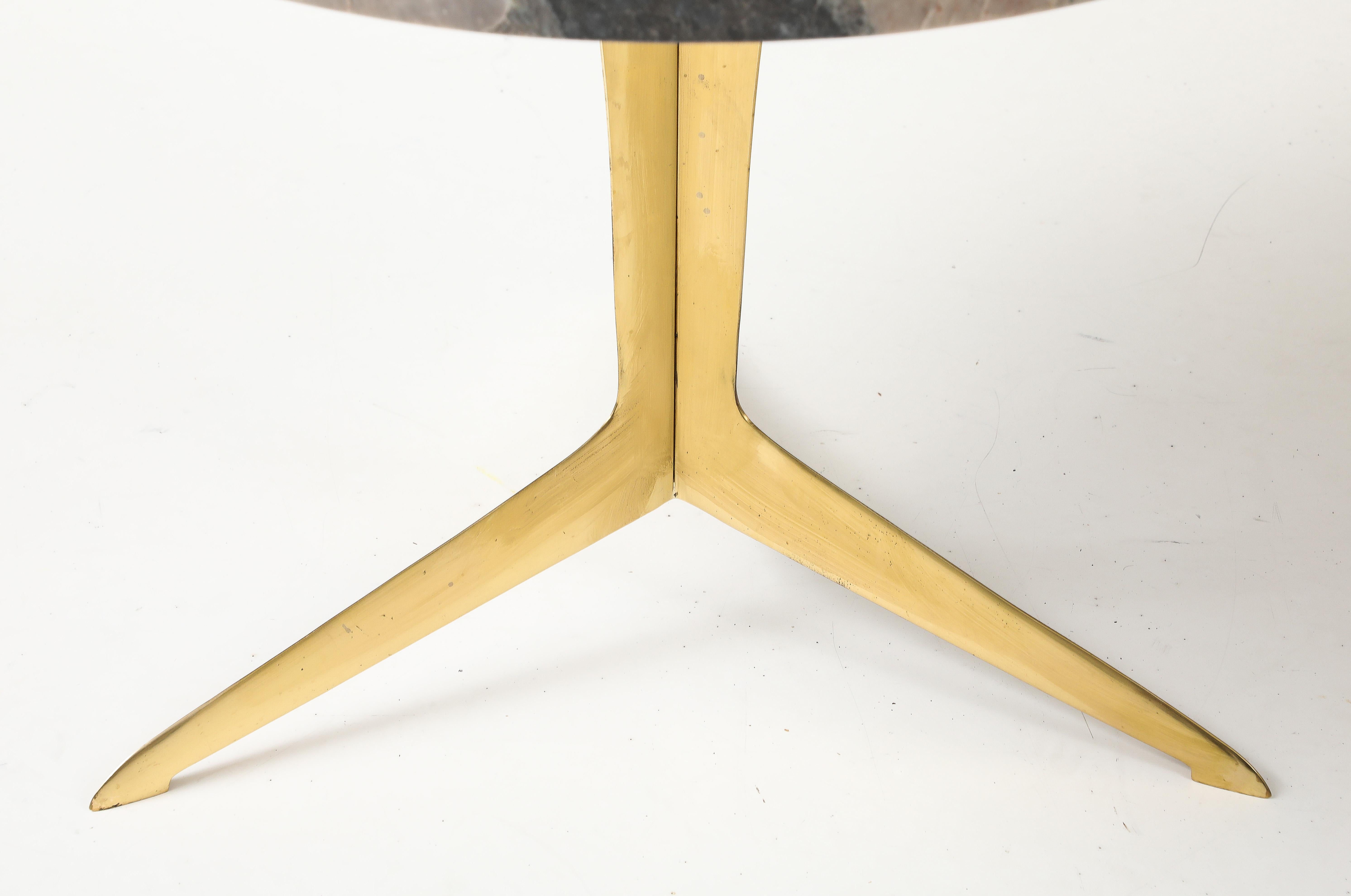 Italienischer modernistischer Beistelltisch aus Messing und Granit im Angebot 7