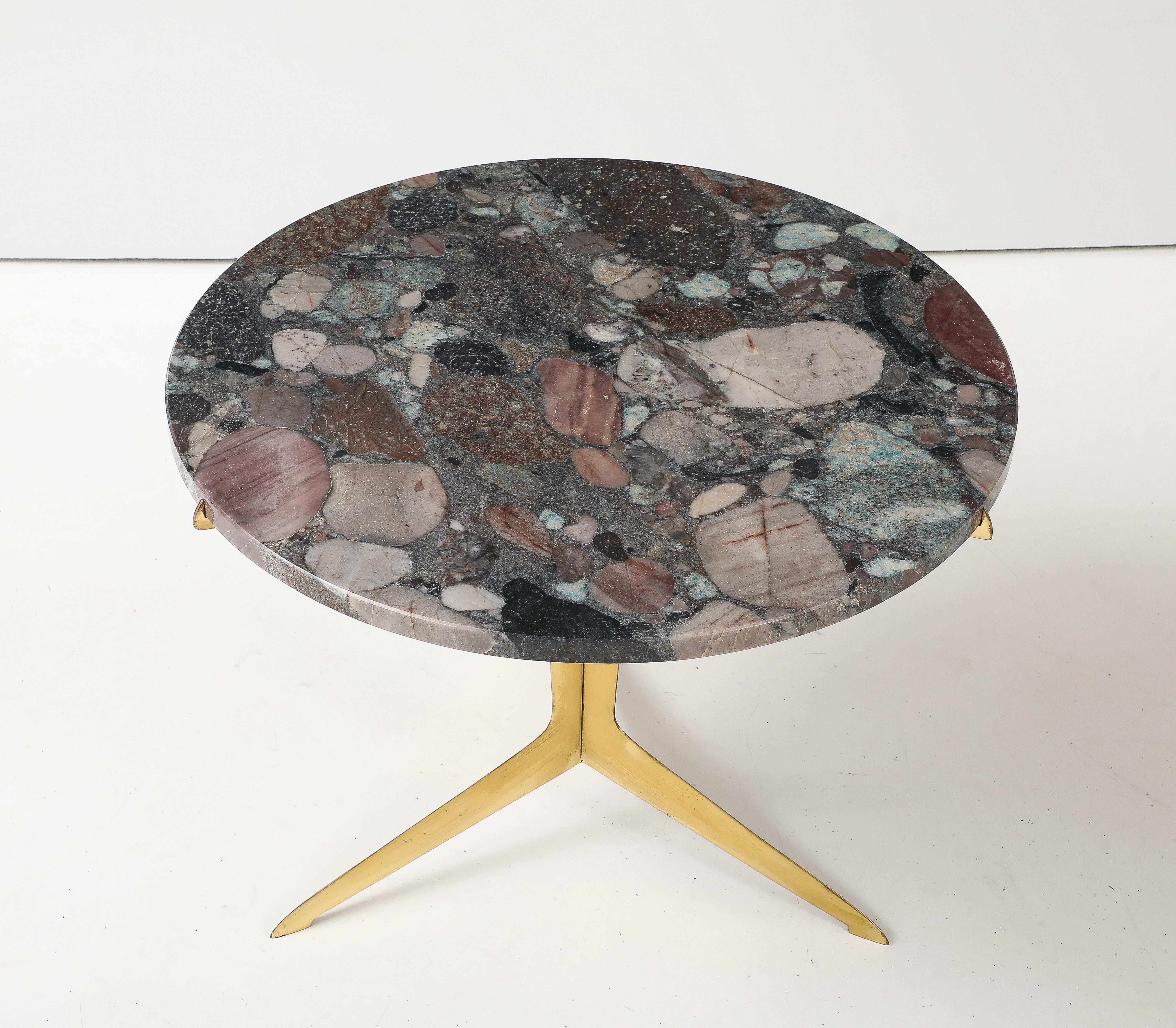Italienischer modernistischer Beistelltisch aus Messing und Granit (Moderne) im Angebot