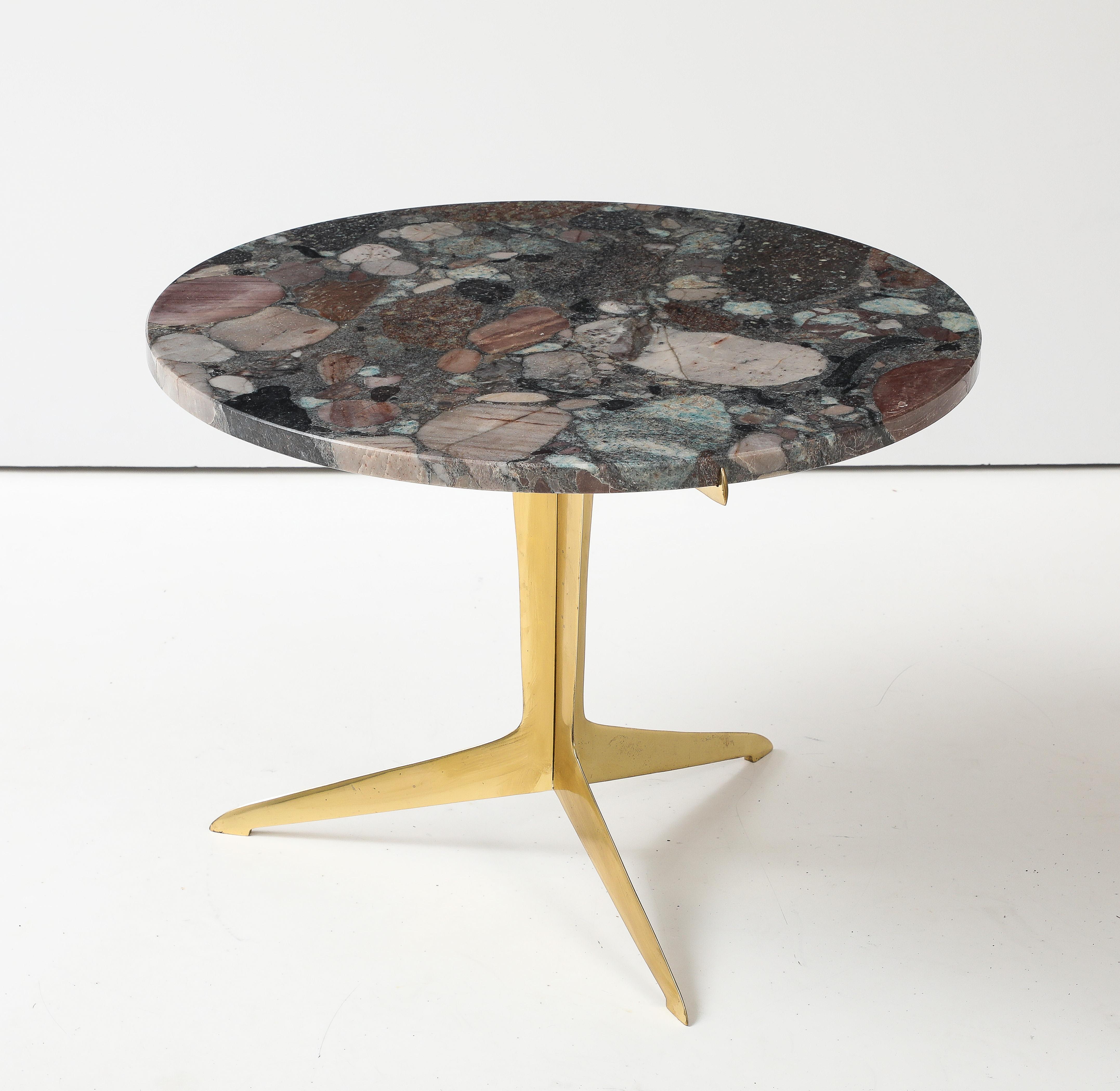 Italienischer modernistischer Beistelltisch aus Messing und Granit im Angebot 1
