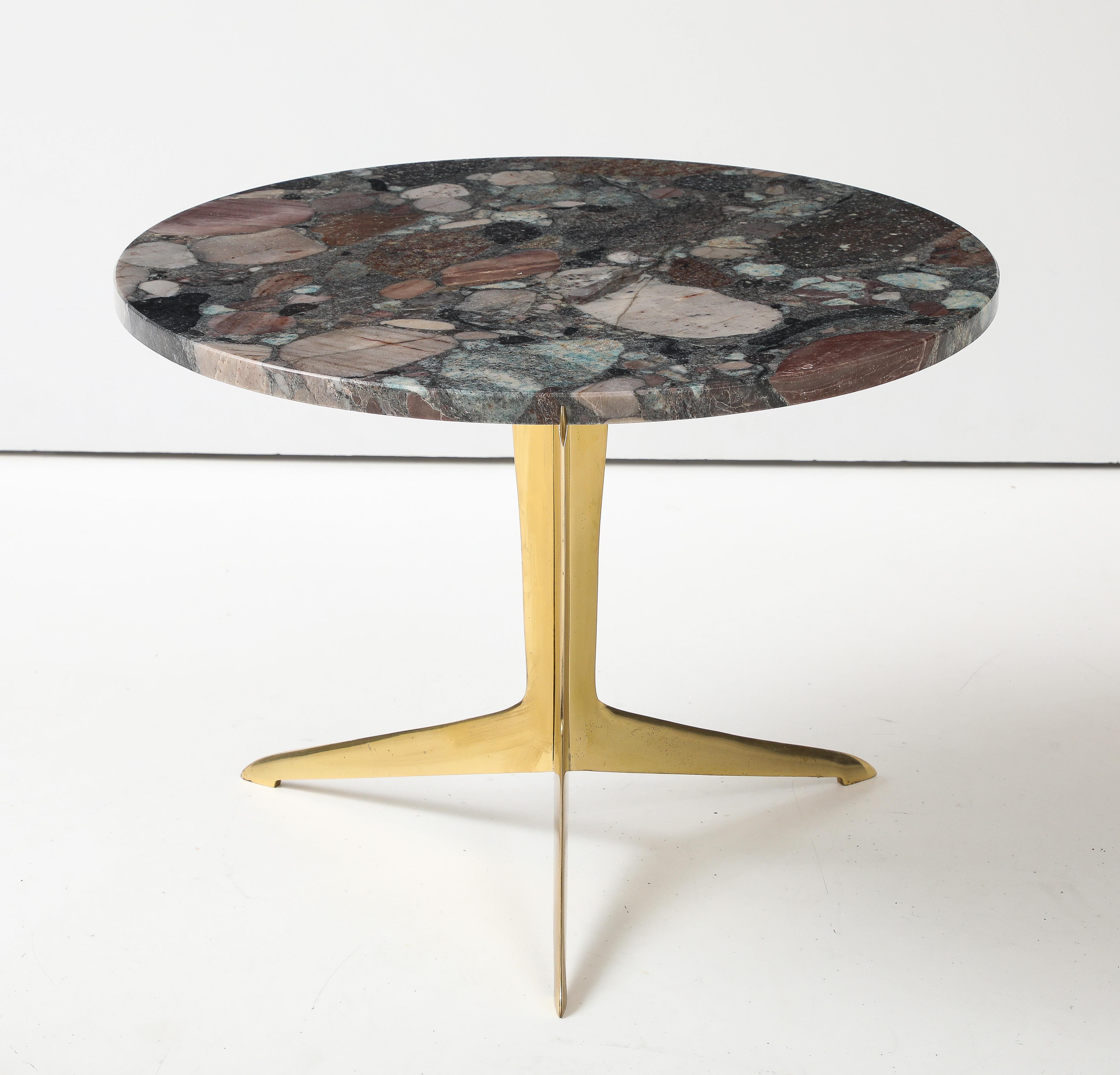 Italienischer modernistischer Beistelltisch aus Messing und Granit im Angebot 2