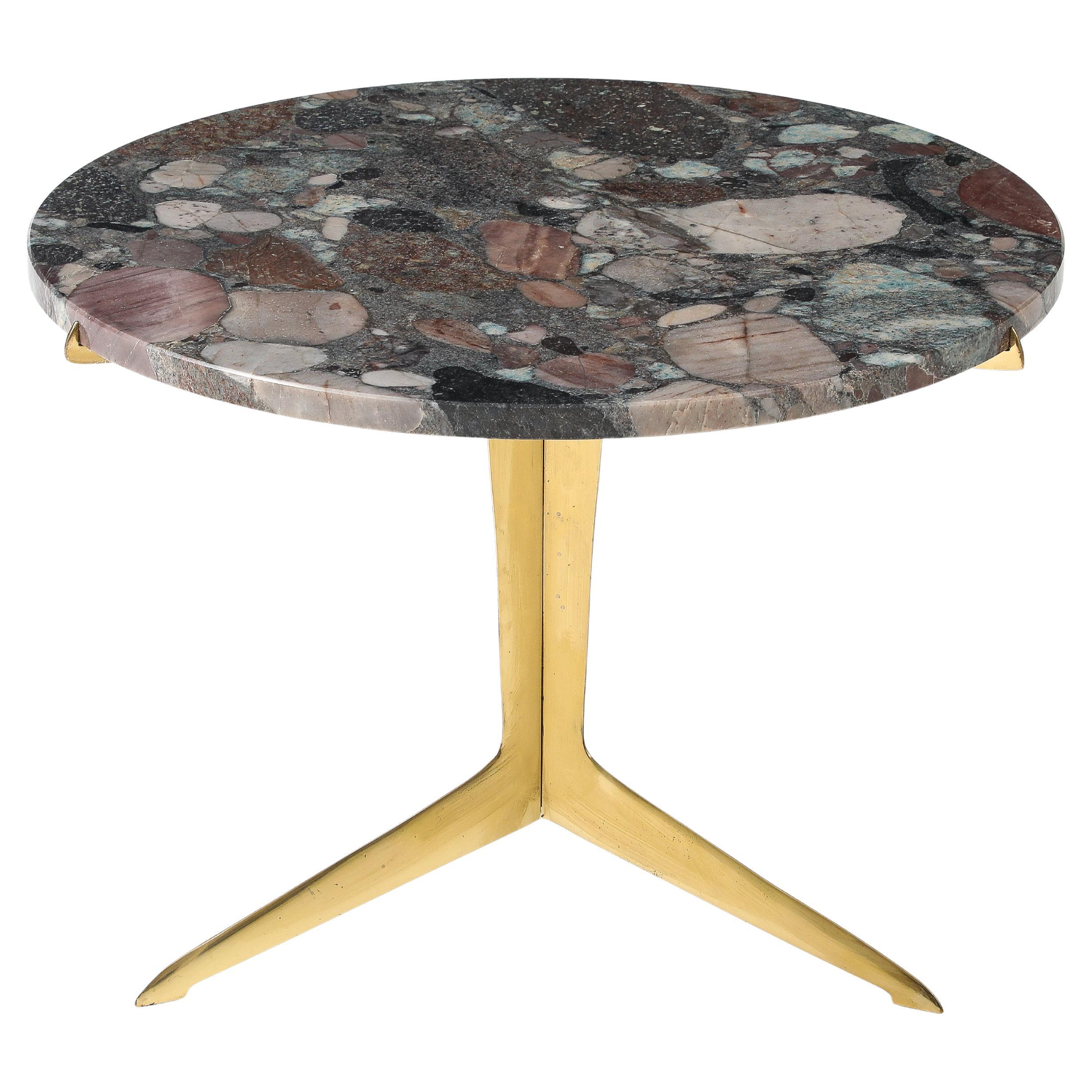 Italienischer modernistischer Beistelltisch aus Messing und Granit im Angebot