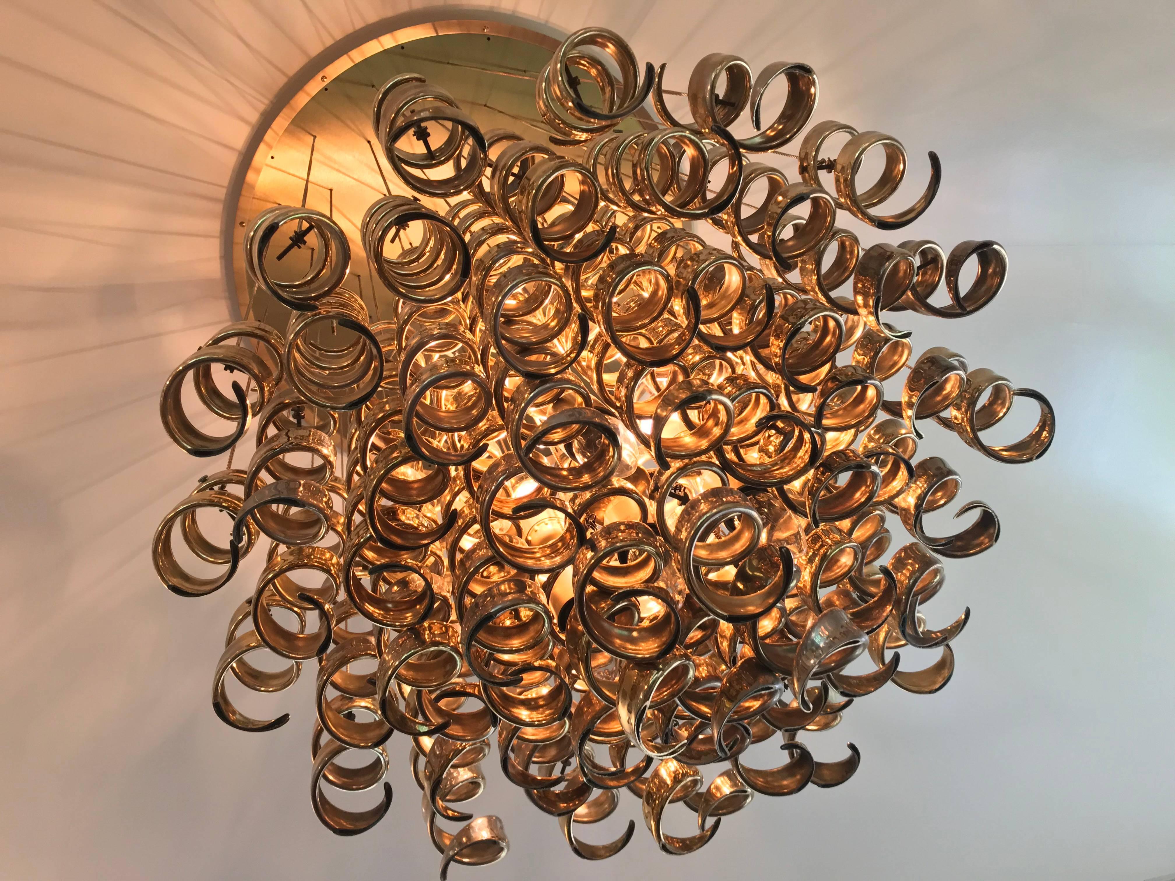 Italian Modernist Brass Hanging Curls Chandelier In Good Condition In Montreal, QC