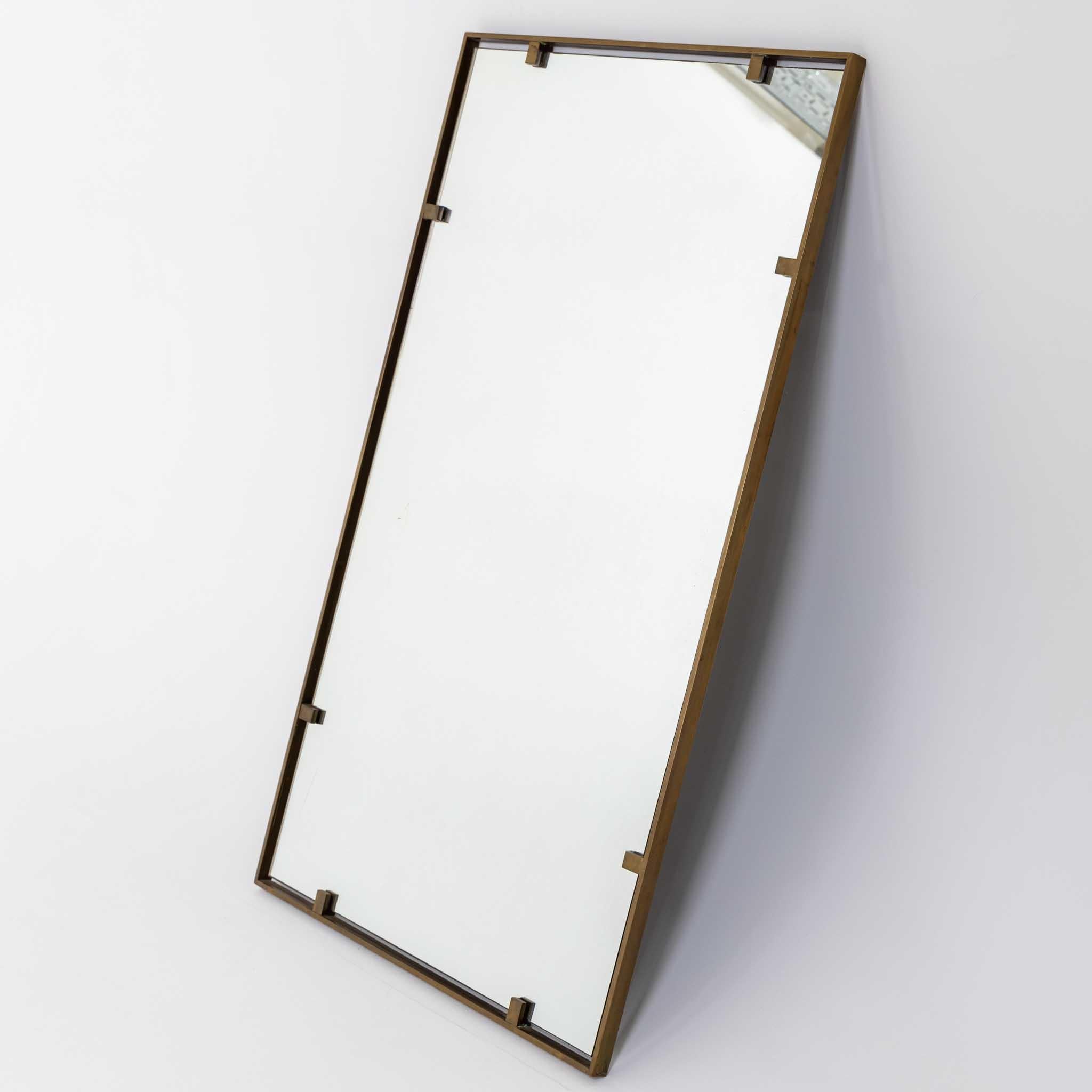 Dekorativer rechteckiger Spiegel im italienischen Modernismus.

Massiver patinierter Messingrahmen mit originalem Spiegelglas. 

Der Spiegel wird mit Klammern befestigt, um einen schwebenden Effekt zu erzielen.