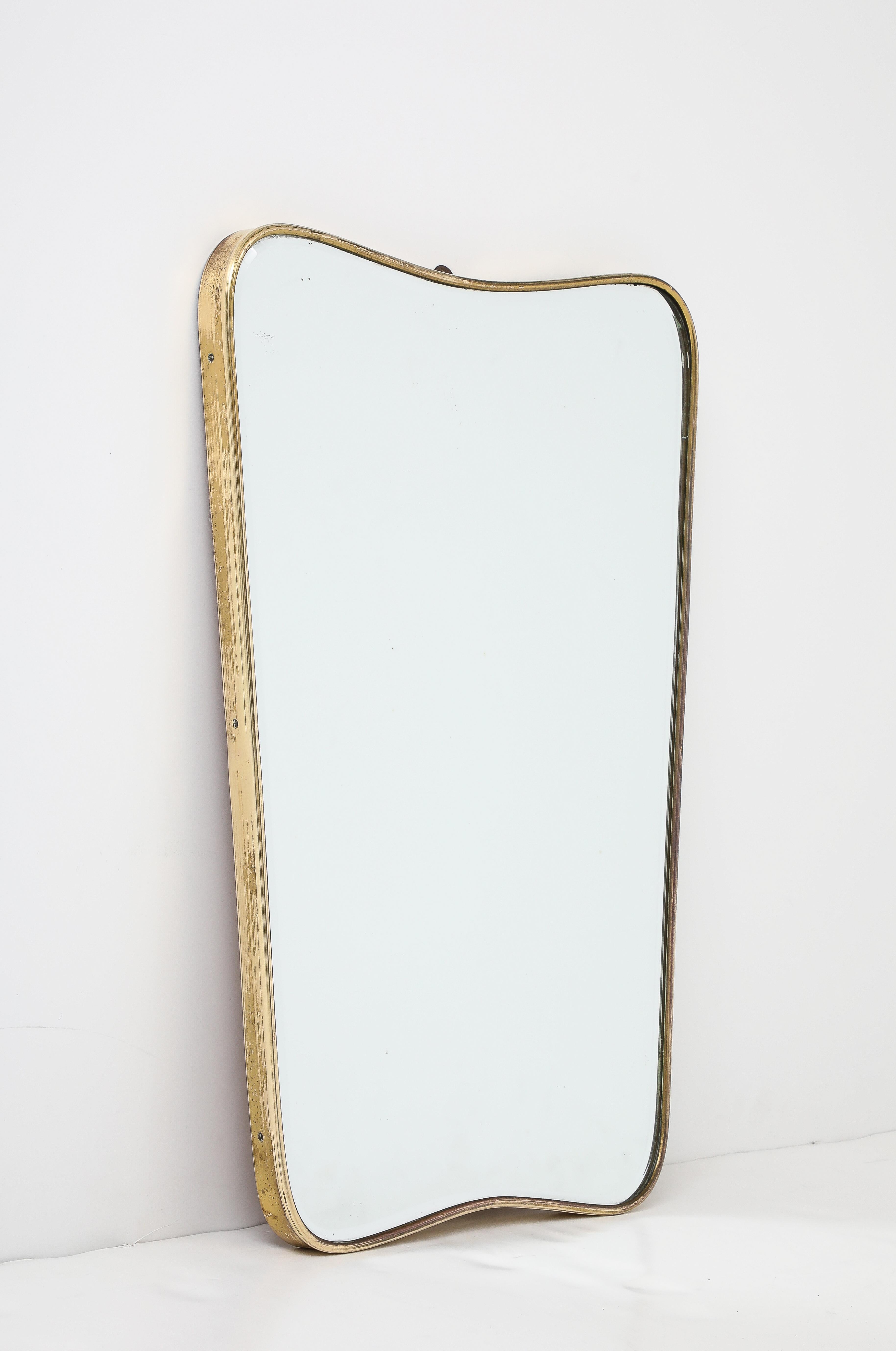 Laiton Miroir mural moderniste italien en forme de laiton, vers 1950 en vente