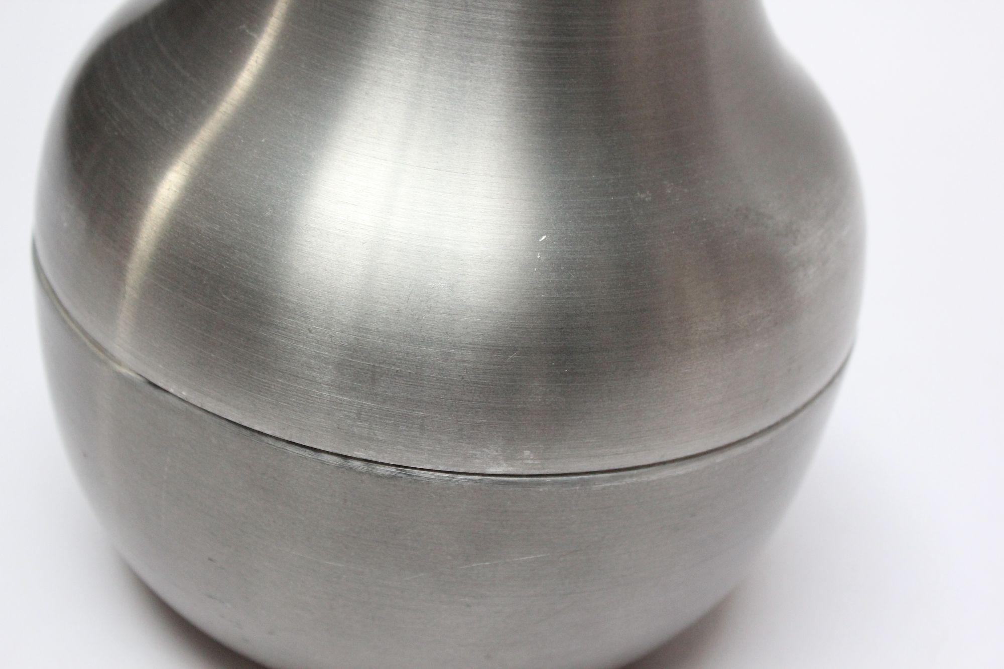 Italienischer modernistischer Eiskübel aus gebürstetem Aluminium „Perle“ im Angebot 3