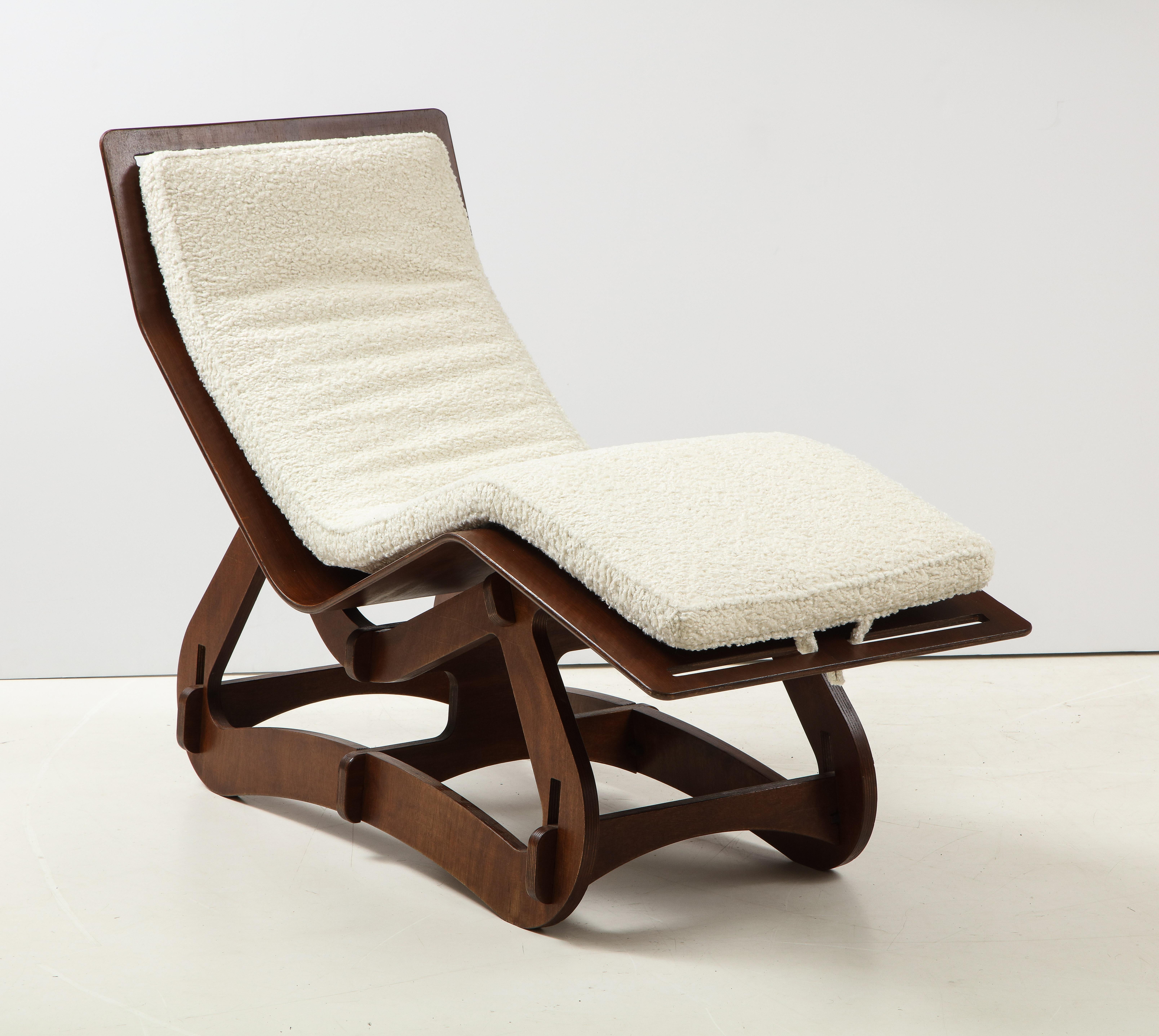 Chaise longue en noyer au design très unique. L'assise en bois courbé repose sur une base à emboîtement. Il n'y a ni vis ni clous ;  construit avec seulement des joints par un maître artisan qualifié. Une pièce très intéressante et rare avec une