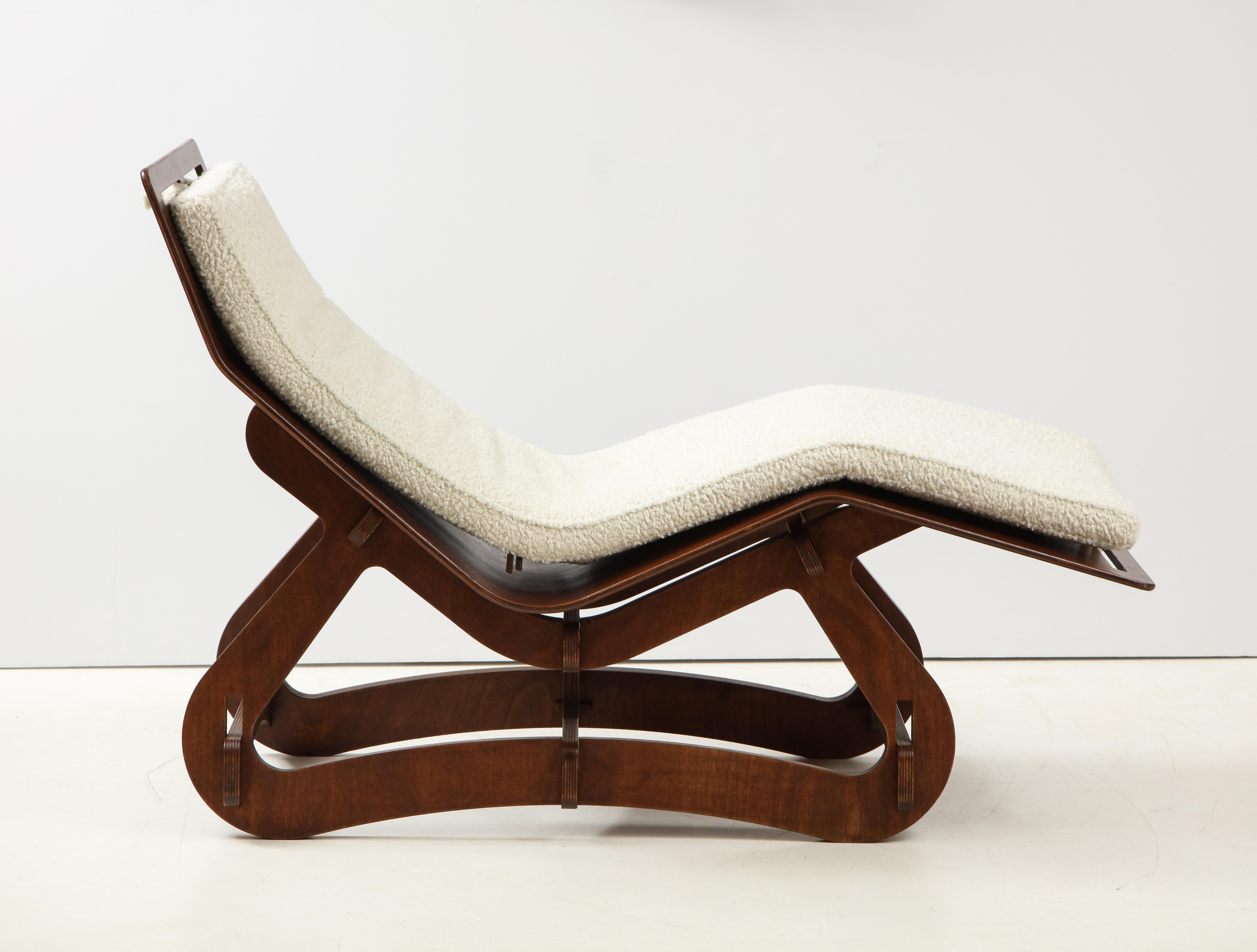 European Modernist Walnut Chaise Longue, circa 1950 In Good Condition For Sale In New York, NY