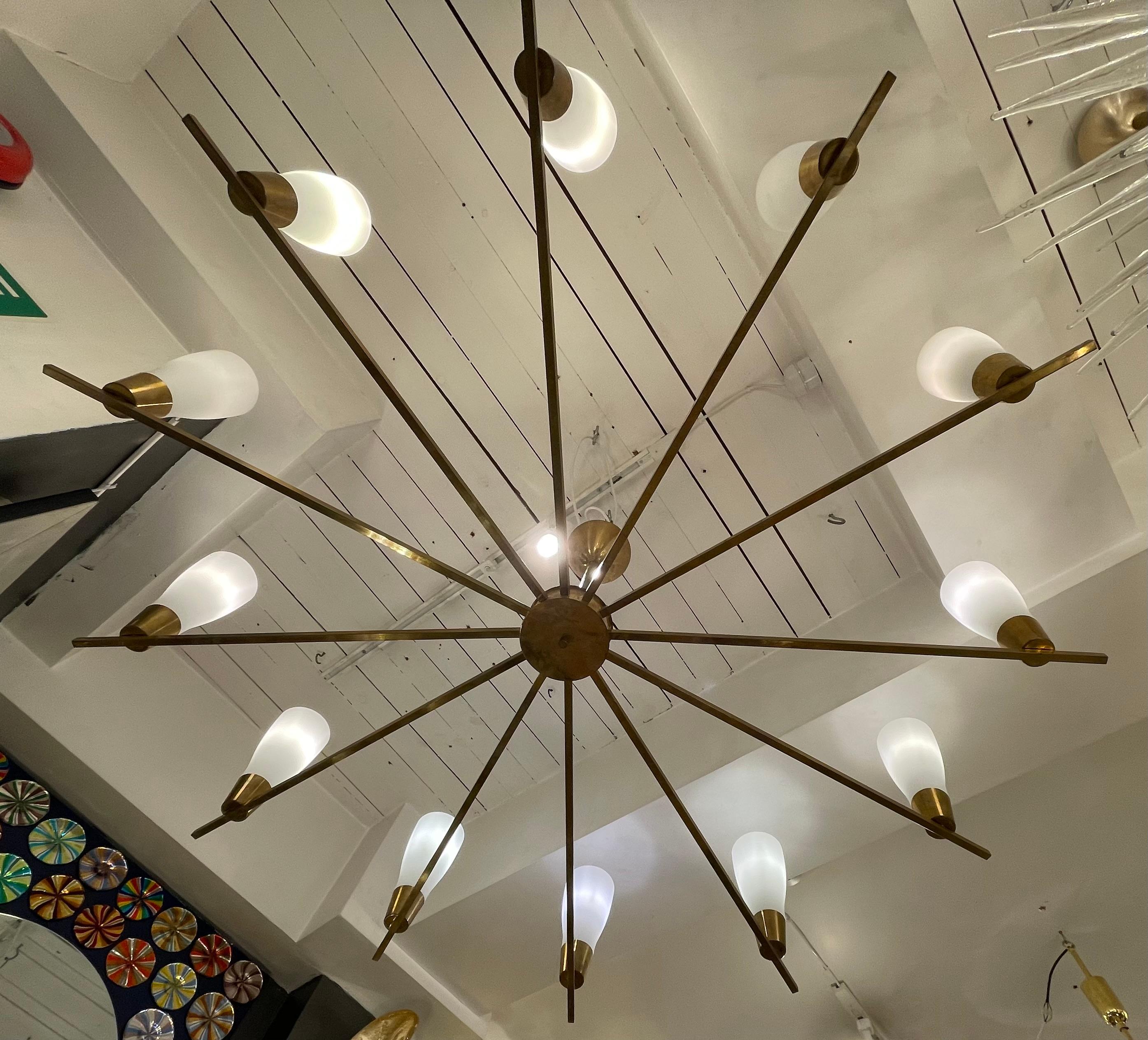 Mid-20th Century Italian Modernist Chandelier in Brass with 12 Arms, circa 1960