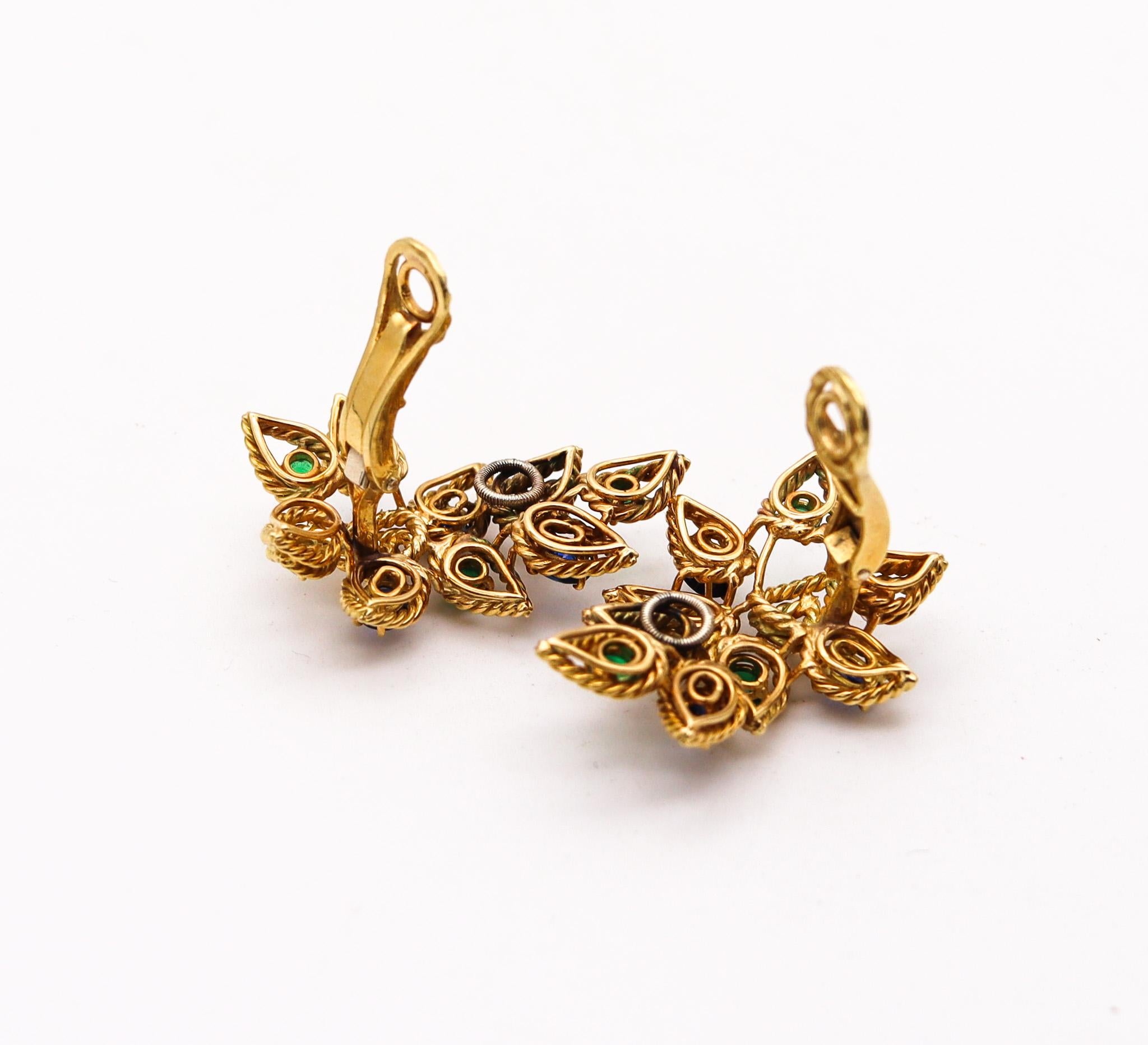 Italienisch Modernist Clips Ohrringe In 18Kt Gold 5,68 Ctw Diamanten Saphir Smaragd (Brillantschliff) im Angebot