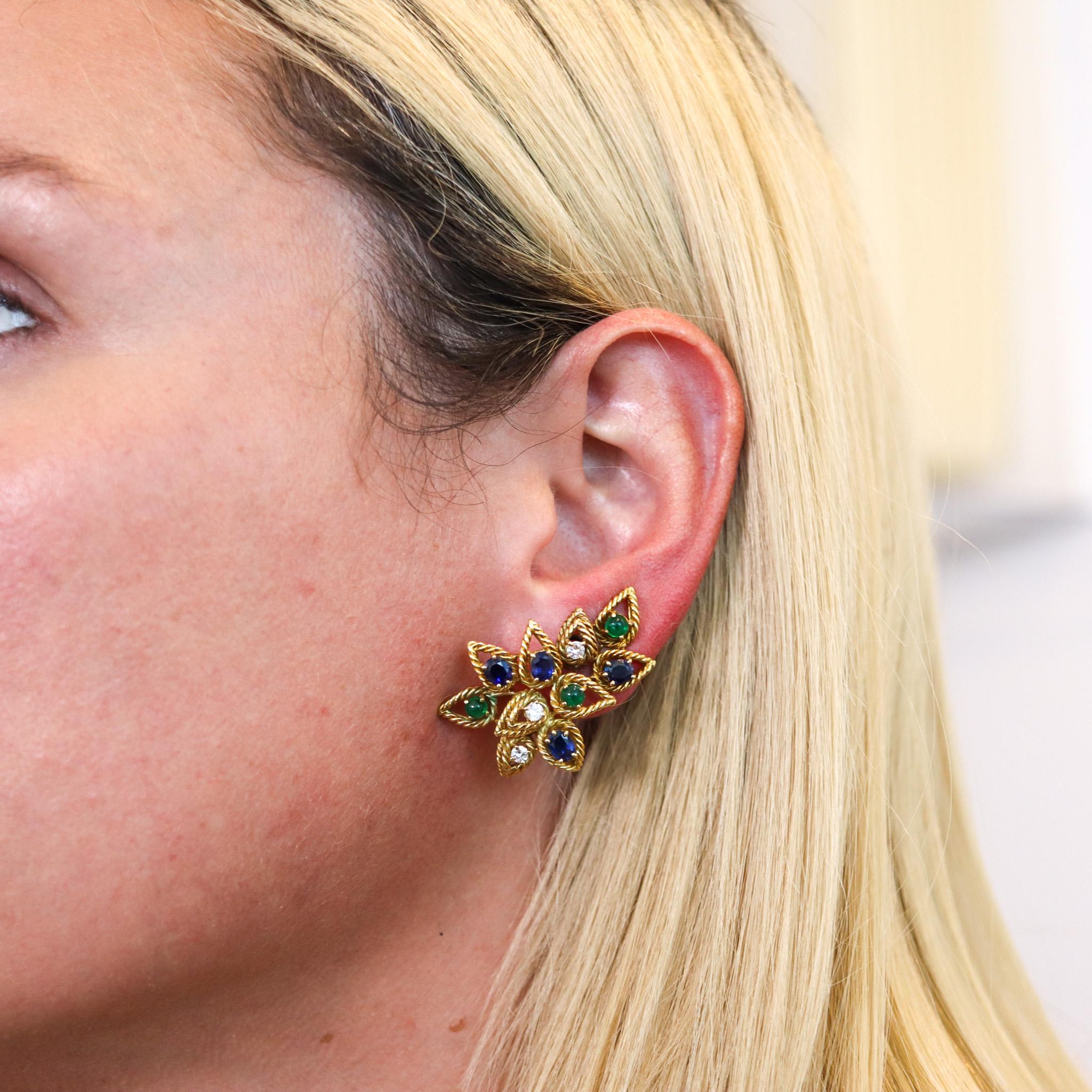 Italienisch Modernist Clips Ohrringe In 18Kt Gold 5,68 Ctw Diamanten Saphir Smaragd Damen im Angebot