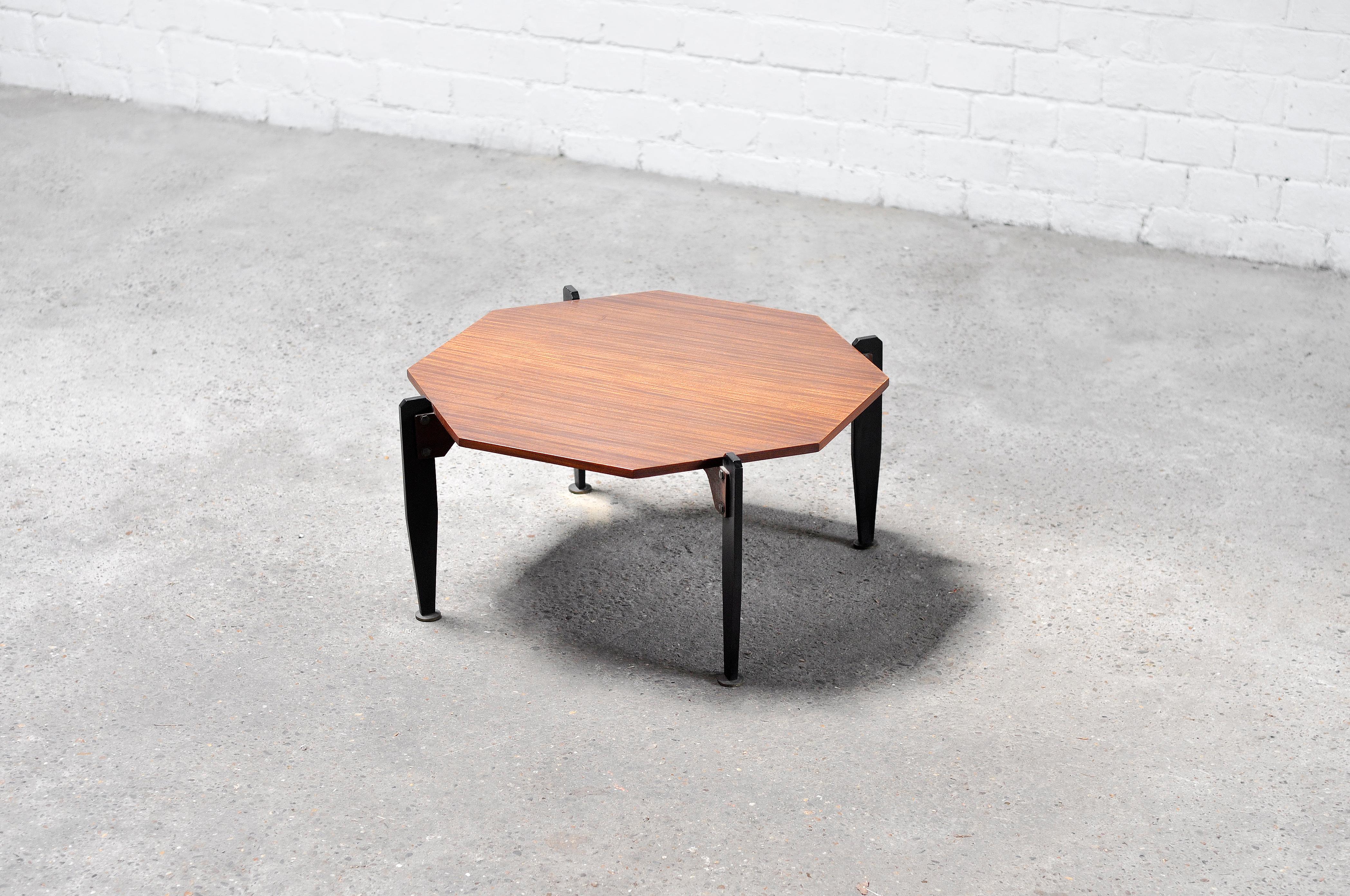 Italian Modernist Coffee Table in Teak And Lacquered Metal, 1950s In Good Condition For Sale In Zwijndrecht, Antwerp