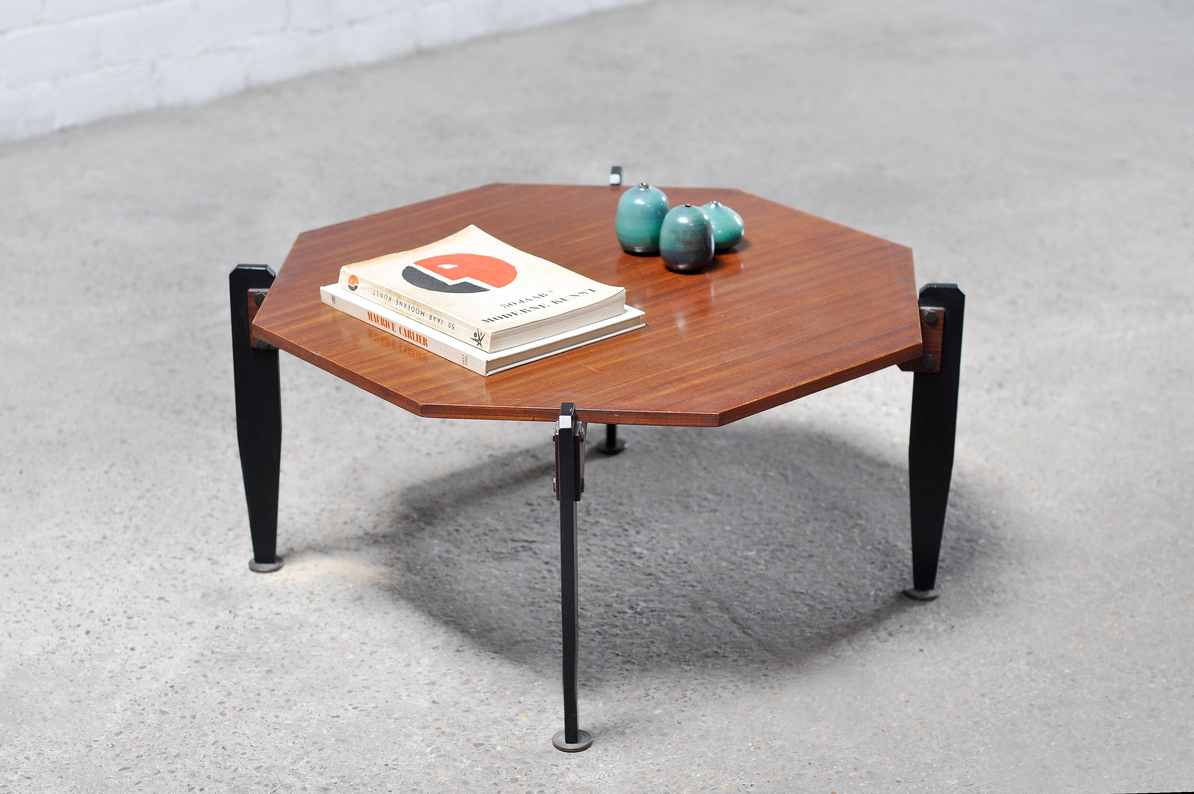 Milieu du XXe siècle Table basse moderniste italienne en teck et métal laqué, années 1950 en vente
