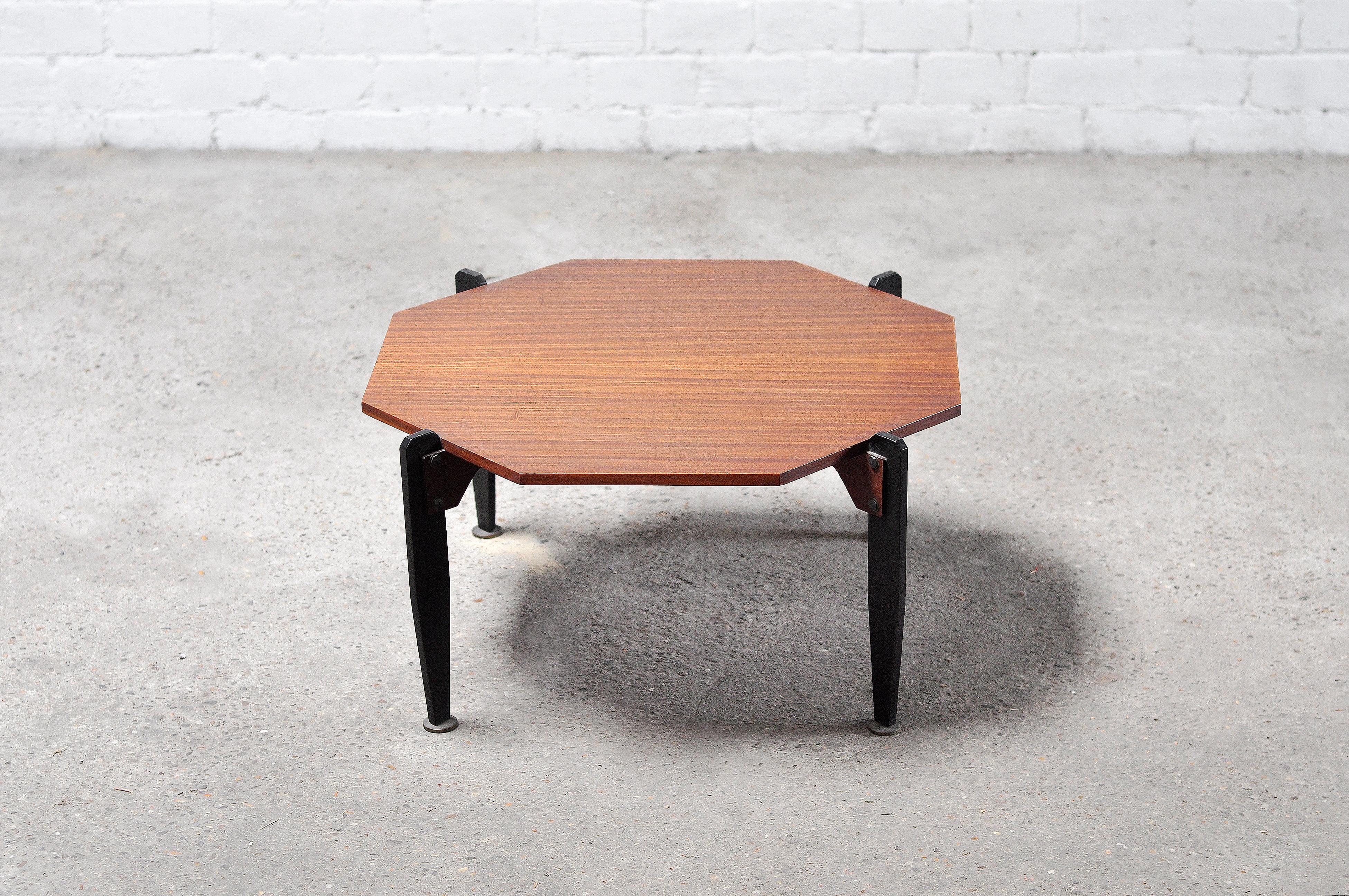 Italian Modernist Coffee Table in Teak And Lacquered Metal, 1950s For Sale 1