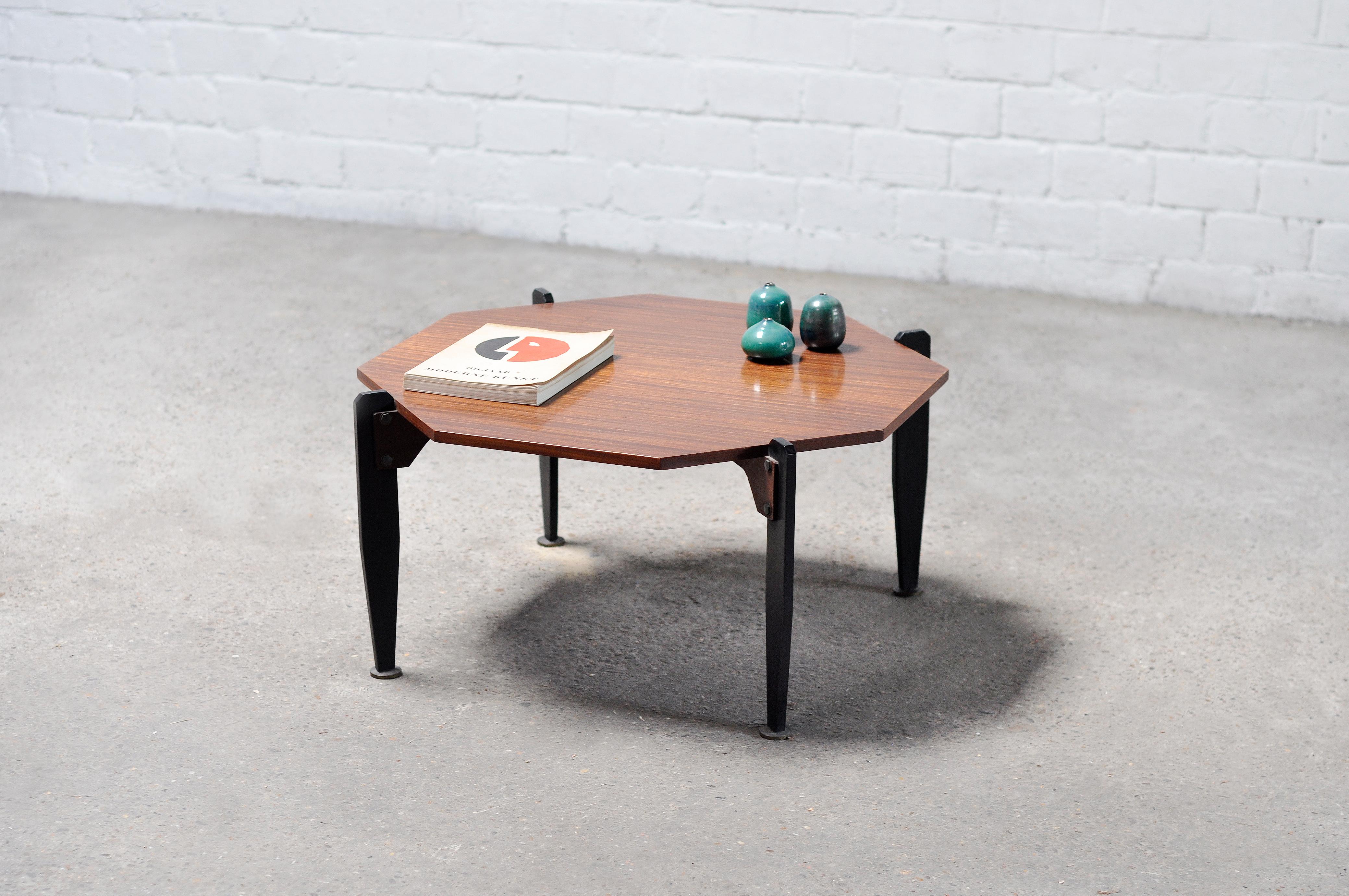 Italian Modernist Coffee Table in Teak And Lacquered Metal, 1950s For Sale 3