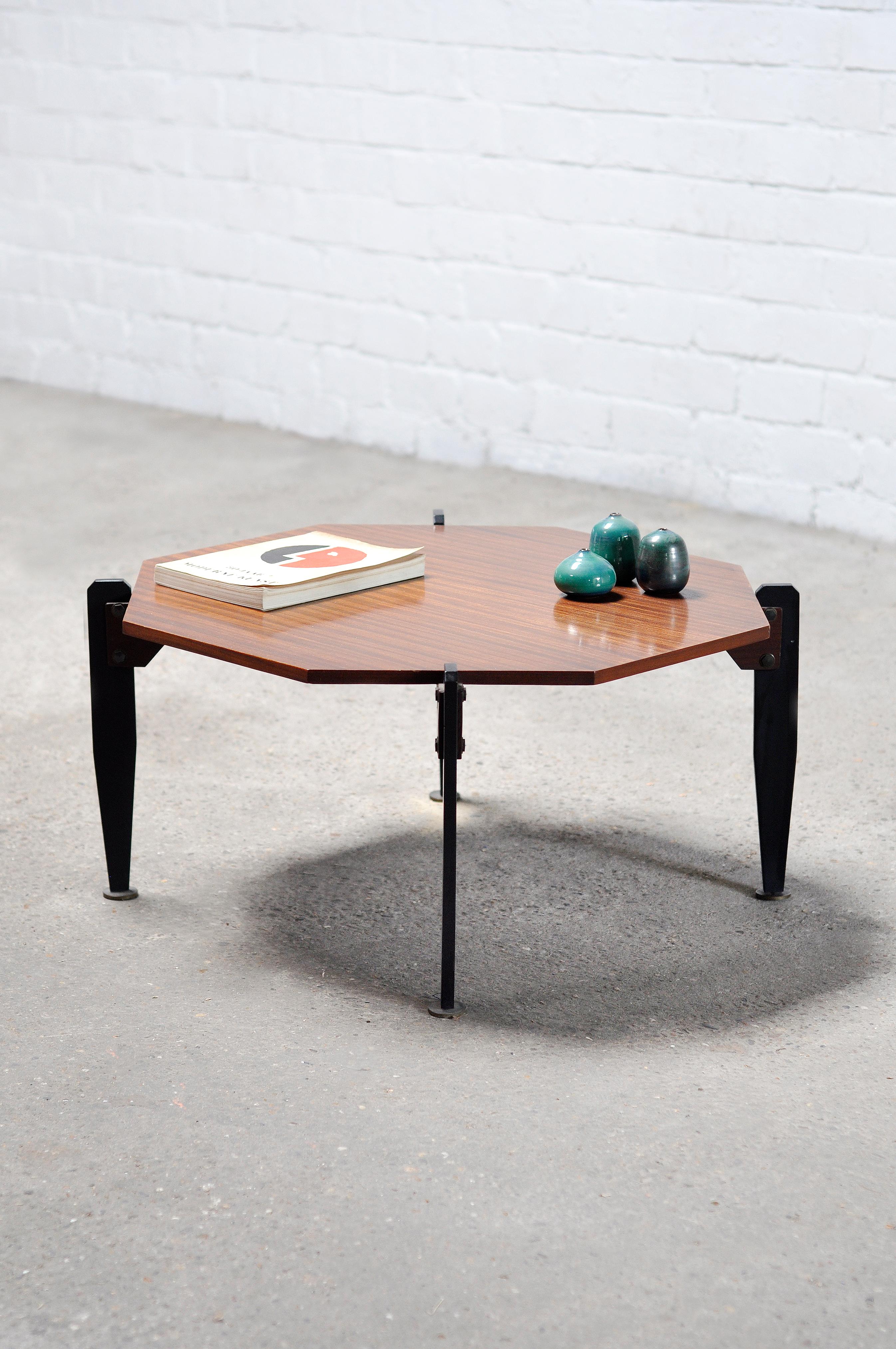 Table basse moderniste italienne en teck et métal laqué, années 1950 en vente 3