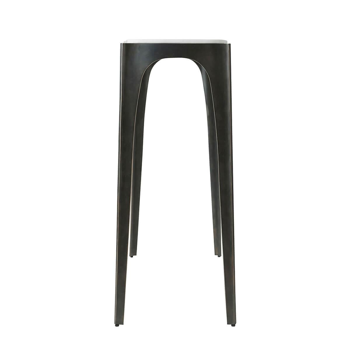 Il s'agit d'une boîte ouverte en parfait état.

La table console est un bijou qui attire l'attention. Le plateau en marbre surélevé est posé sur une base en forme avec quatre pieds sculpturaux organiques, élégamment mis en valeur par un métal à