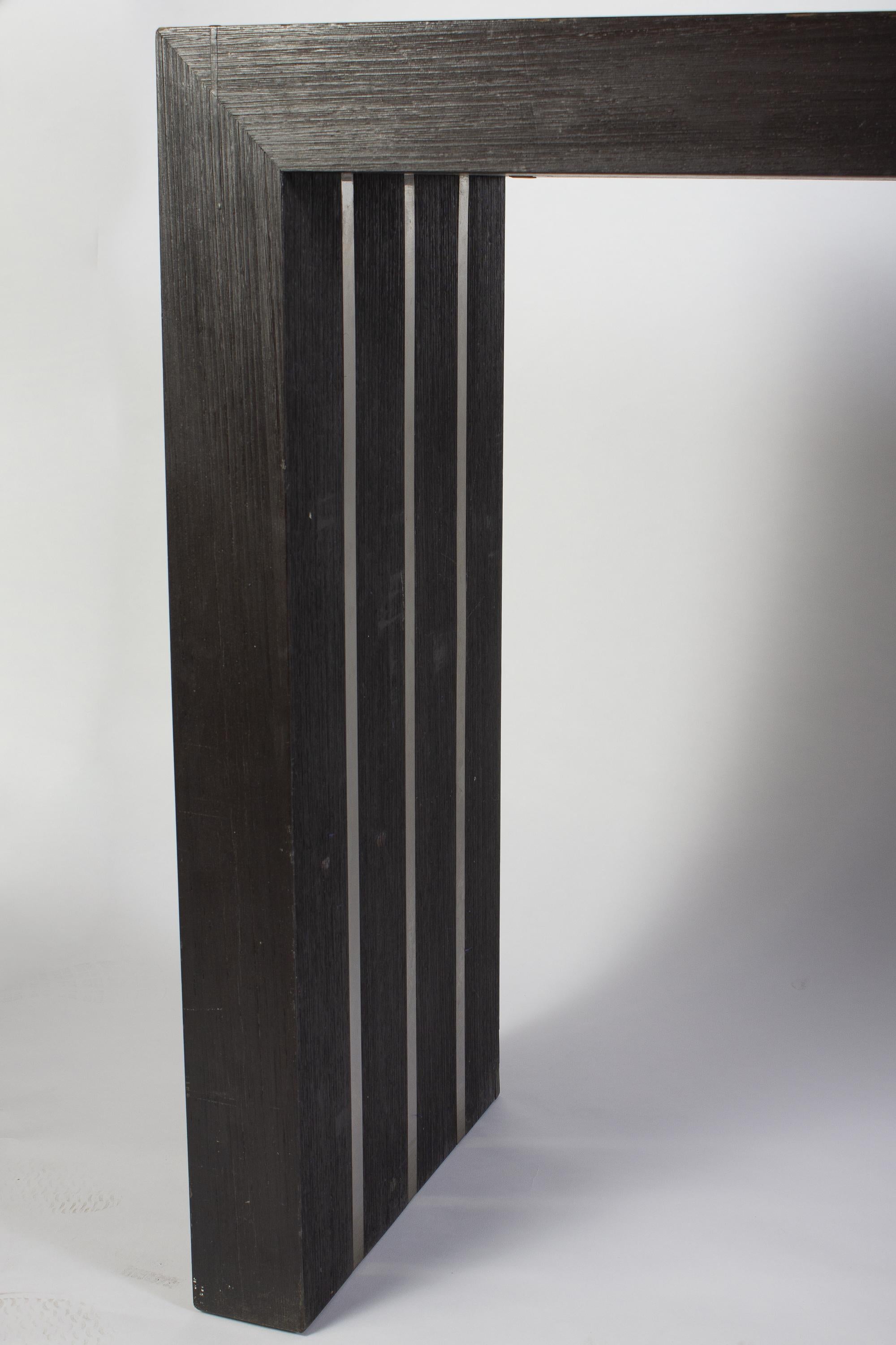 Italienischer modernistischer Konsolentisch aus dunklem Holz und Stahl im Angebot 1
